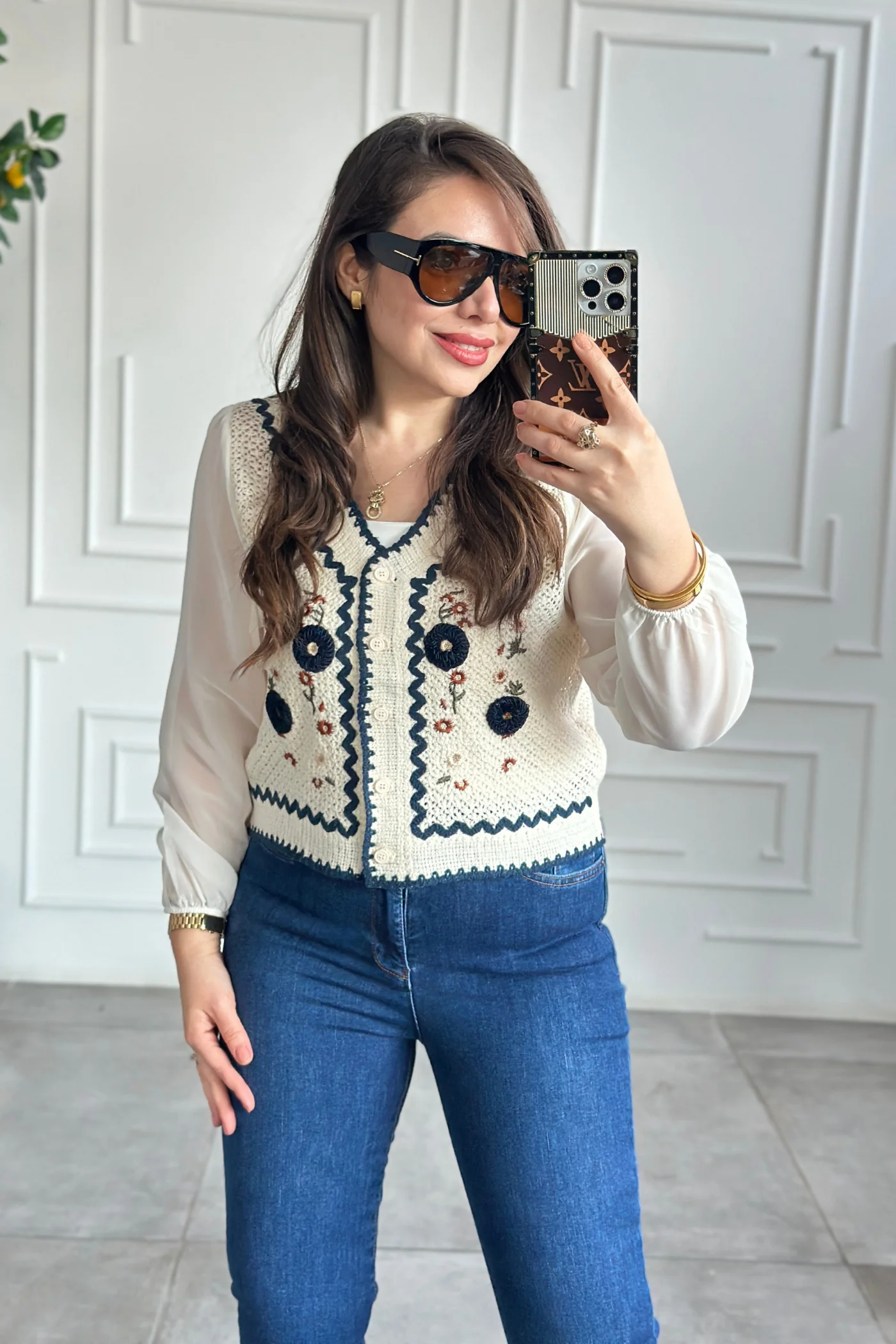 Kolları Şifon Nakış işlemeli Düğmeli Kısa Bluz - LACIVERT