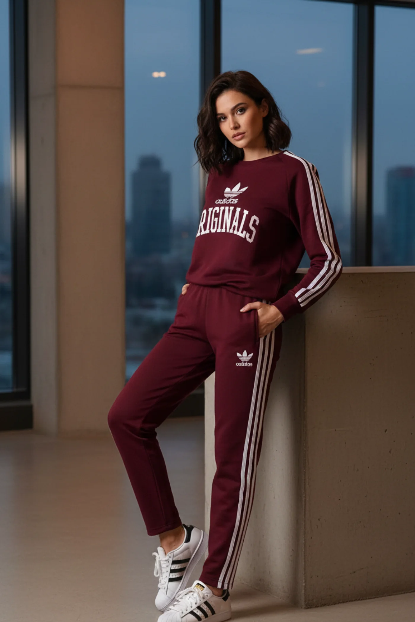 Önü Yazı Baskılı Kolları Şerit Detaylı Eşofman Takımı