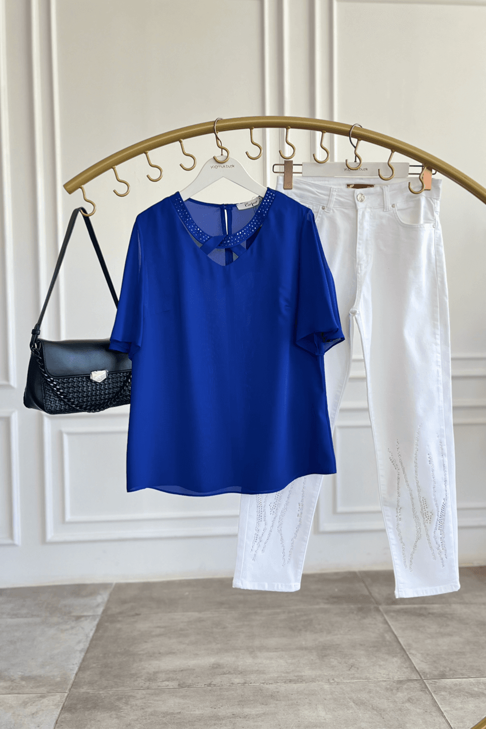 Yakası Taşlı Pencere Detaylı Kolları Volanlı Bluz