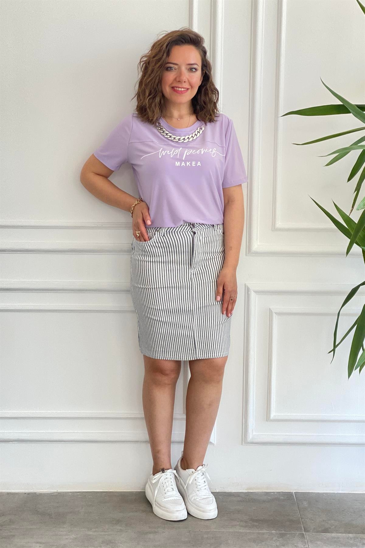 Yazı Baskılı Kolye Detaylı T-Shirt