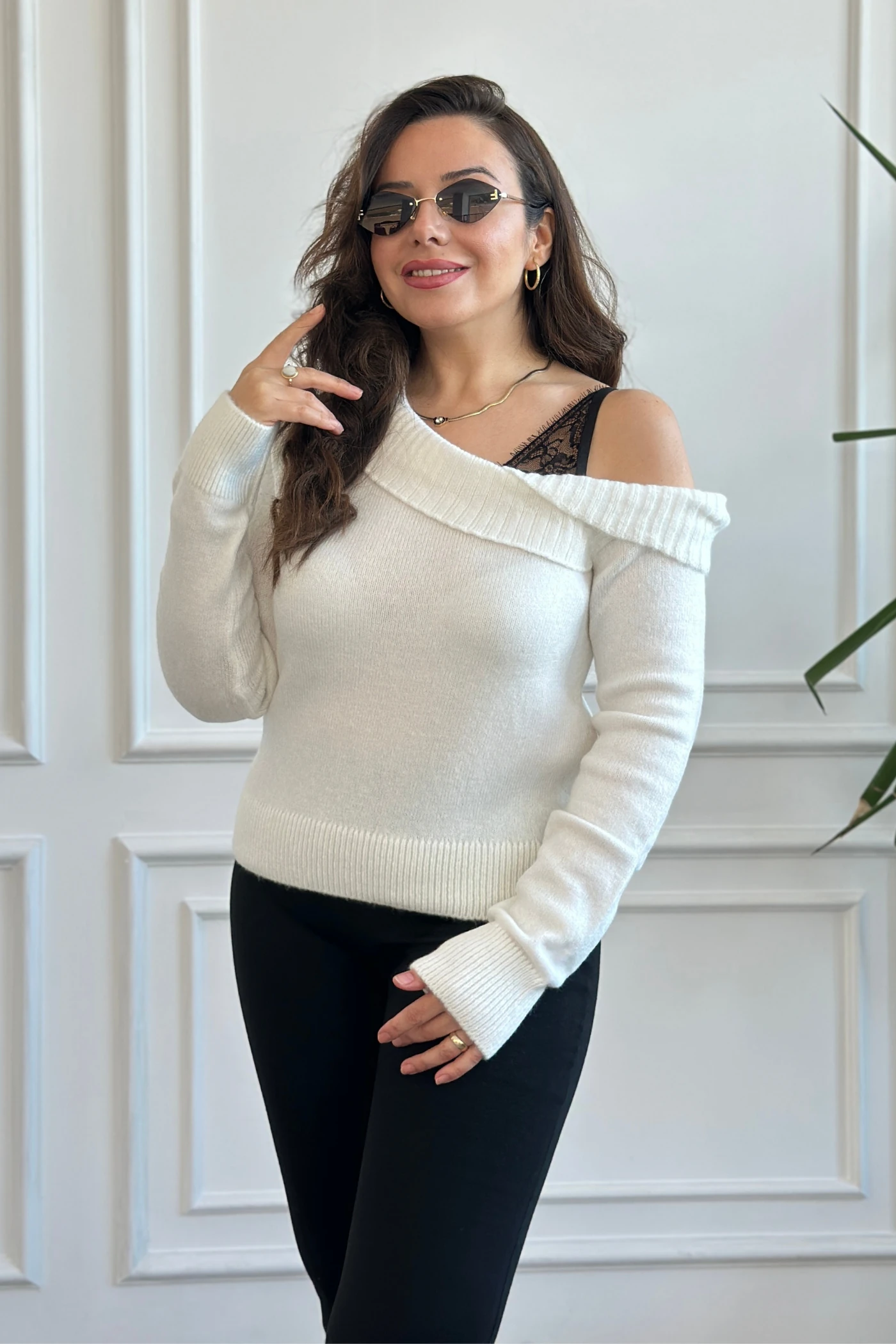 Omzu Açık Dantel Detaylı Kazak