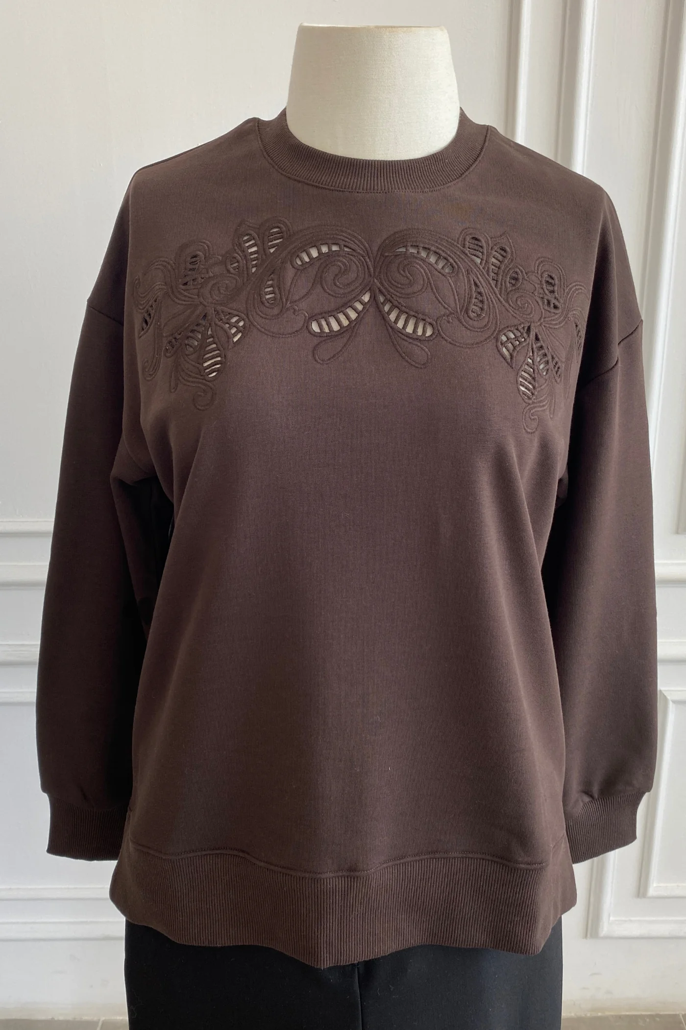 Önü Güpür Nakış Detaylı Sweat