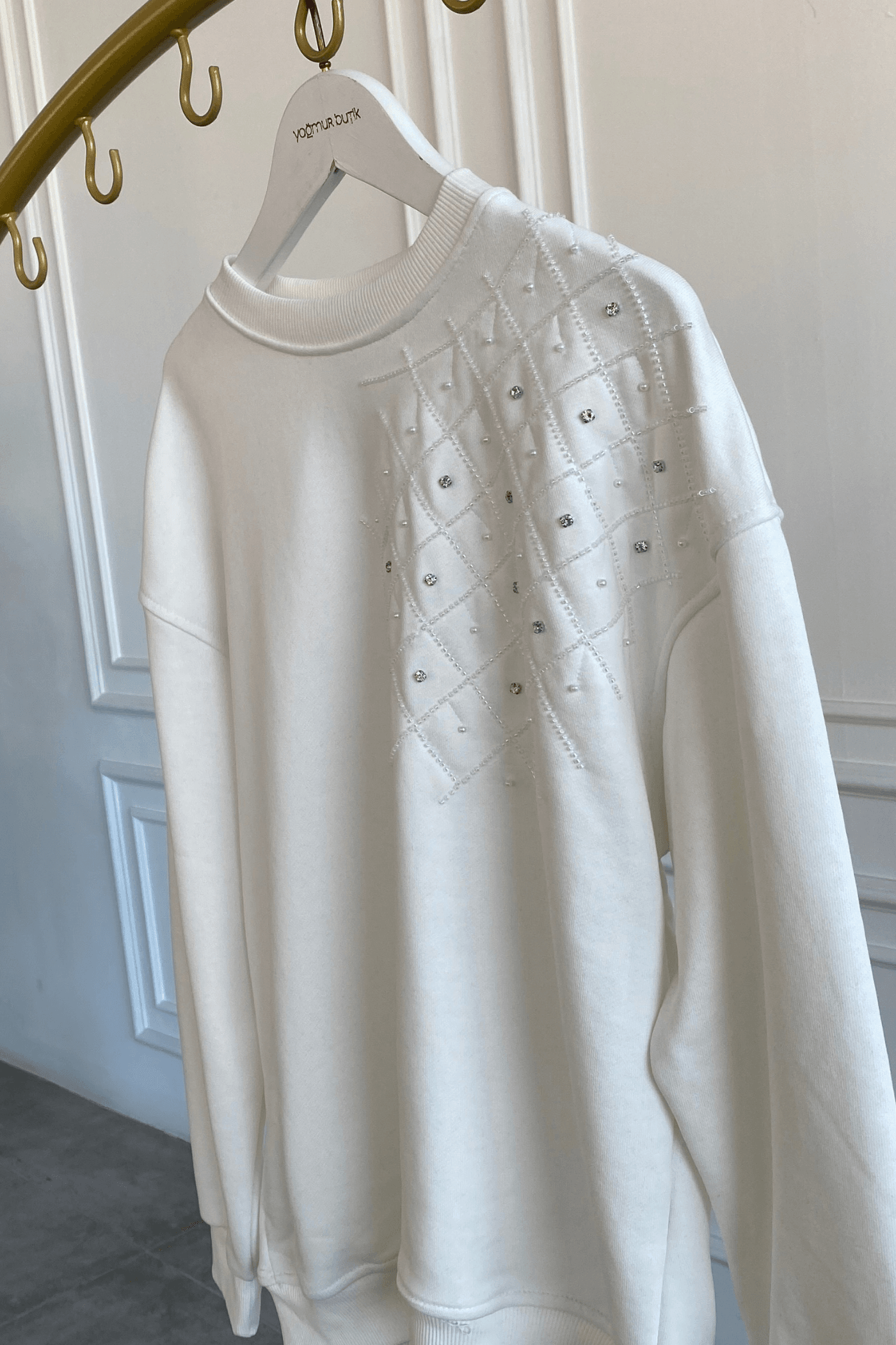 Önü Kare Boncuk İşlemeli Taş Detaylı Sweat