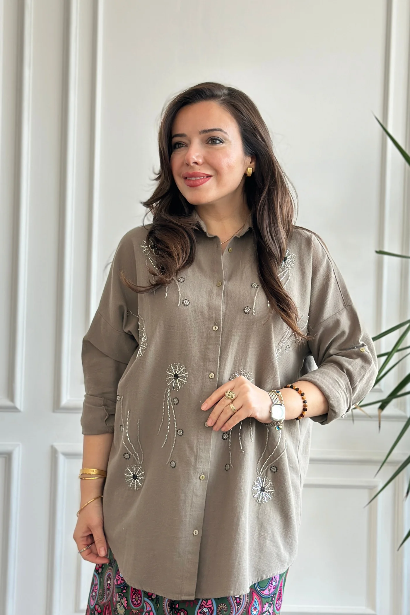 Önü Boncuk Çiçek İşlemeli Gömlek 