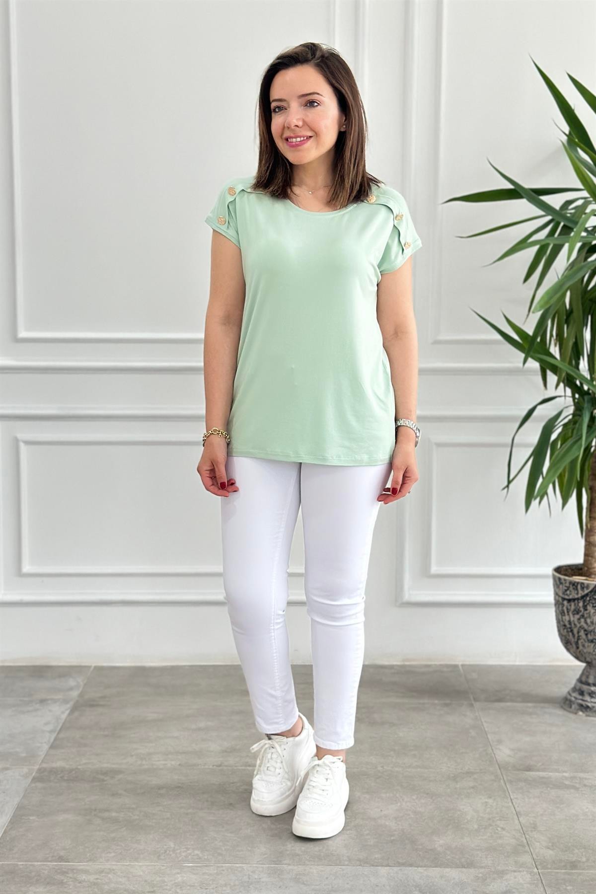Omuz Düğme Detaylı T-Shirt