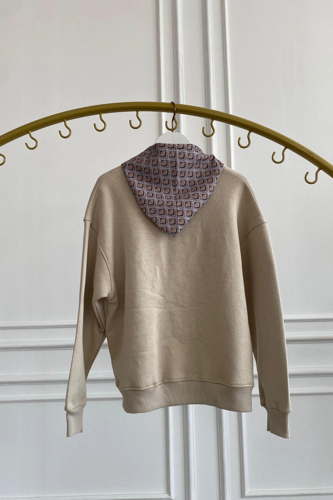 Geyik Nakış İşlemeli Yakası Fular Detaylı Sweat - BEJ