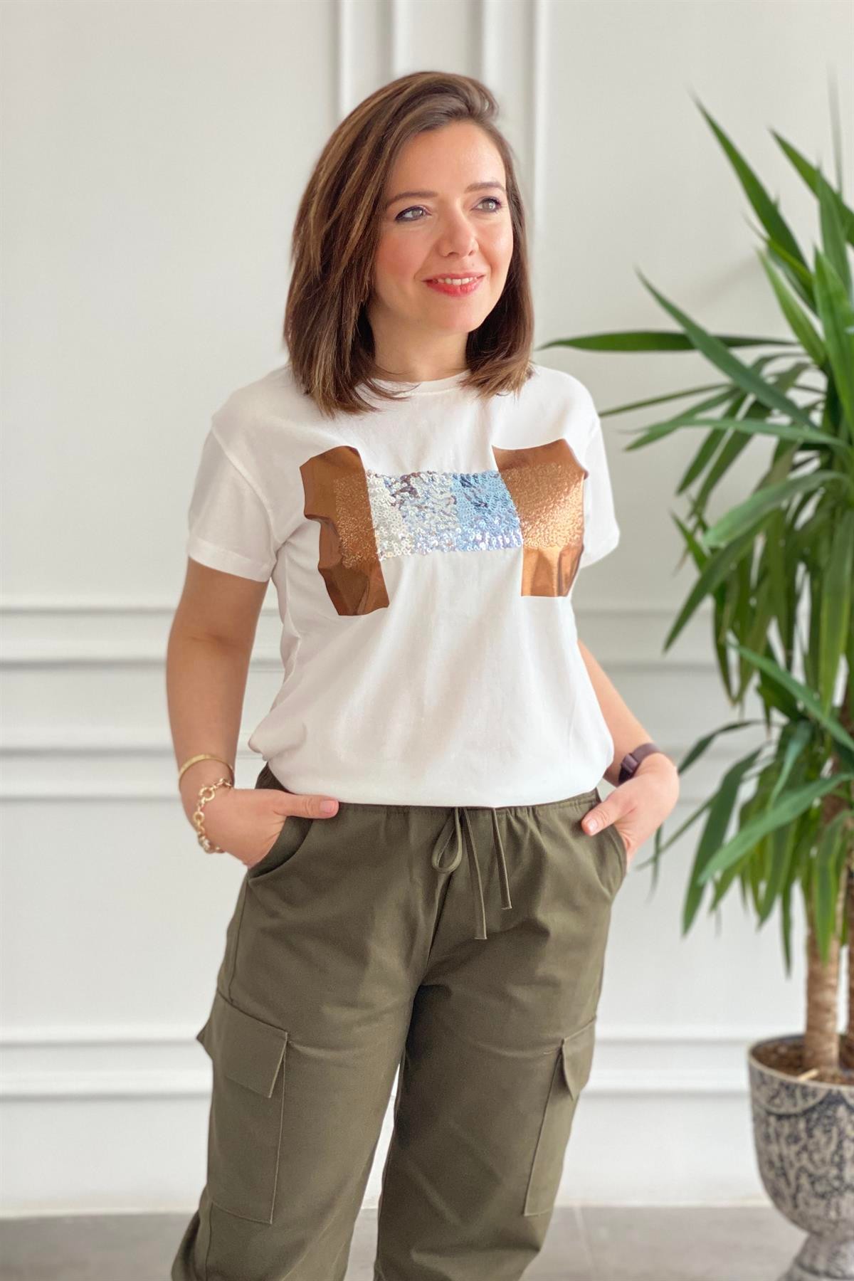 Önü Pul Baskılı Bisiklet Yaka T-Shirt
