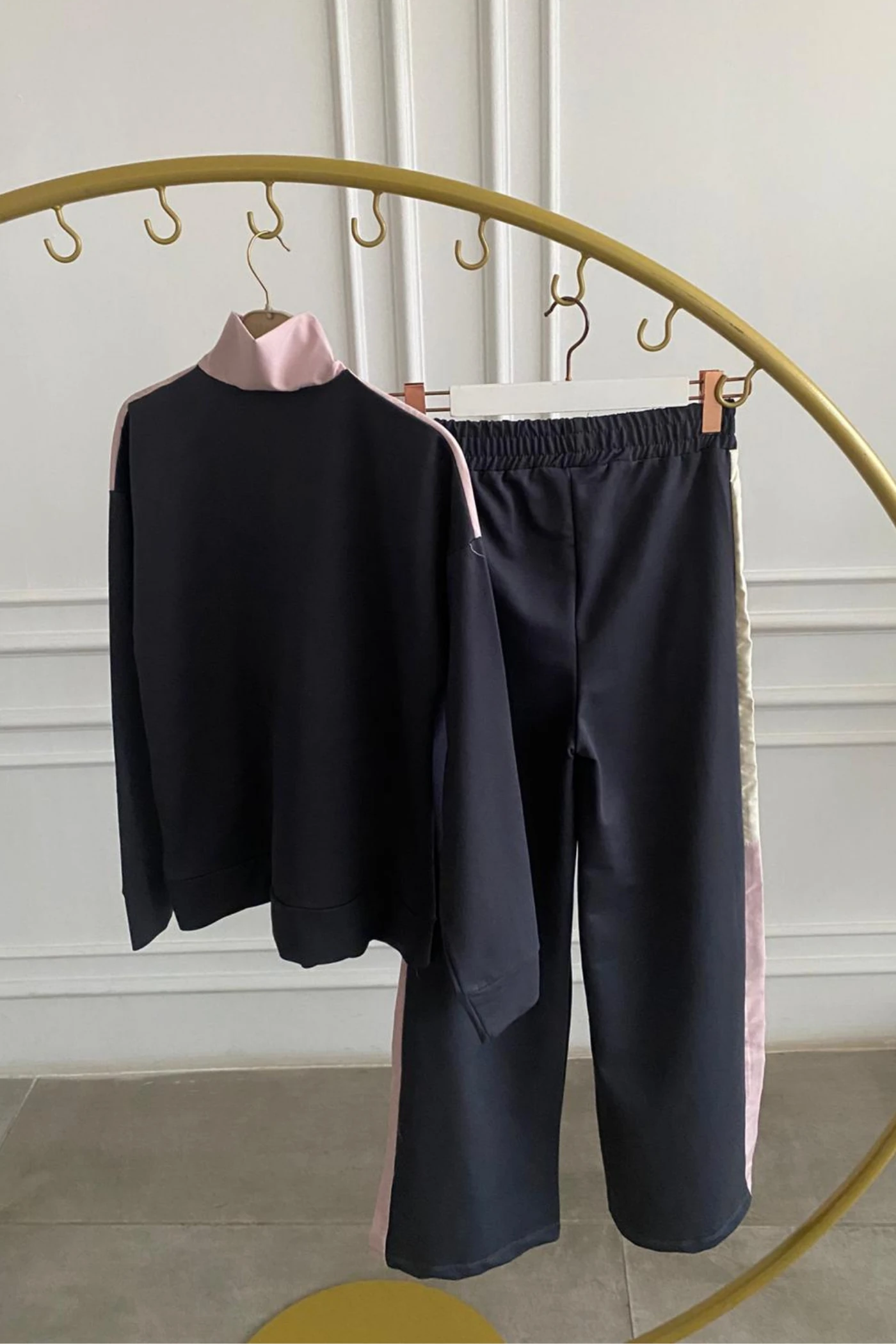 Önden Fermuarlı Üç Renkli Eşofman Takımı