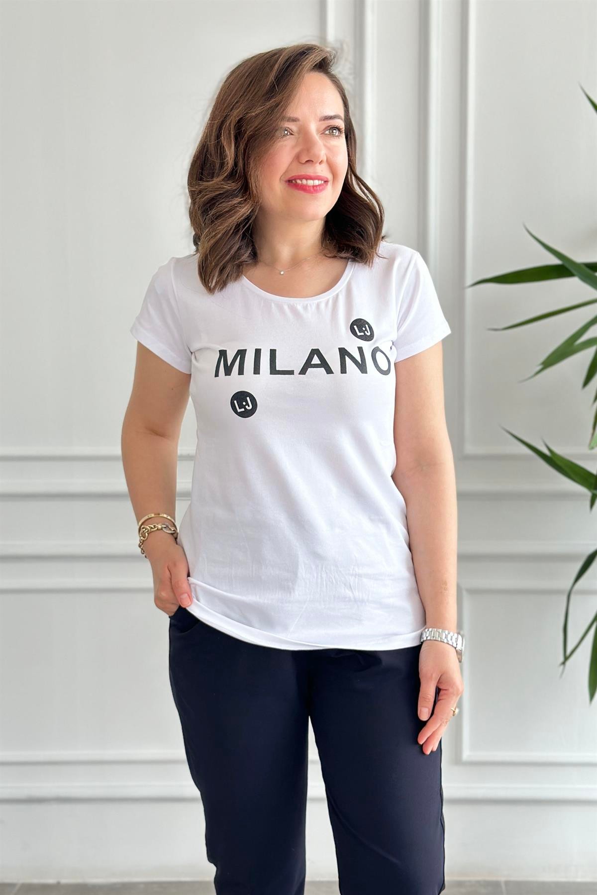 Önü Pul Baskılı T-Shirt