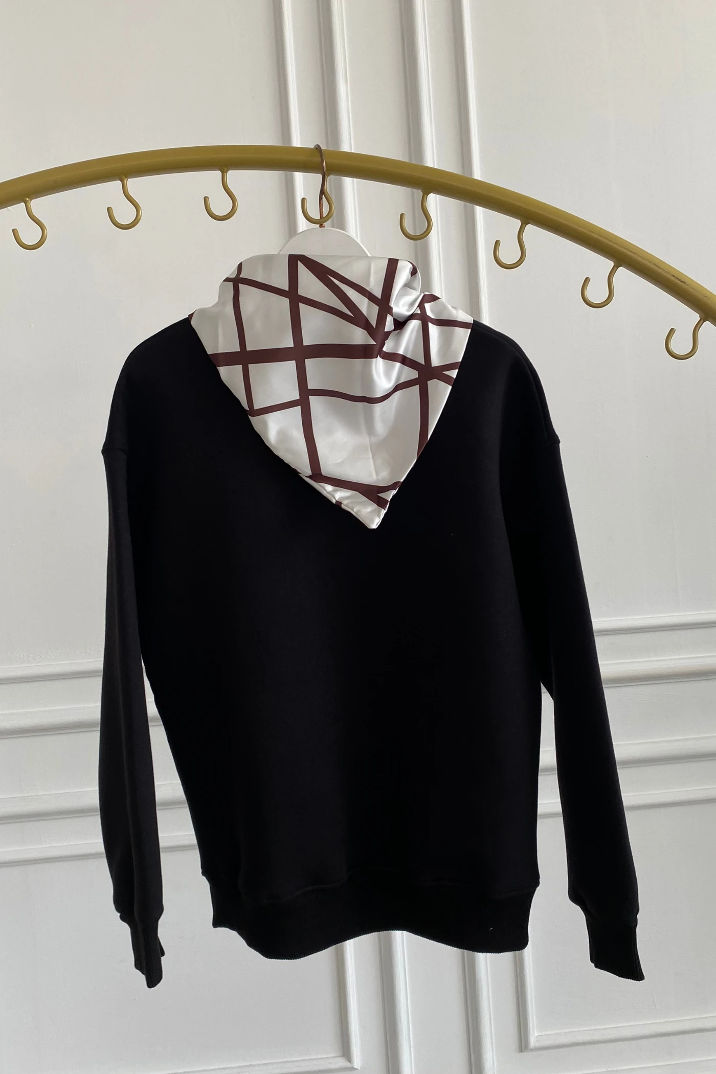 Yakası Fular Detaylı Sweat