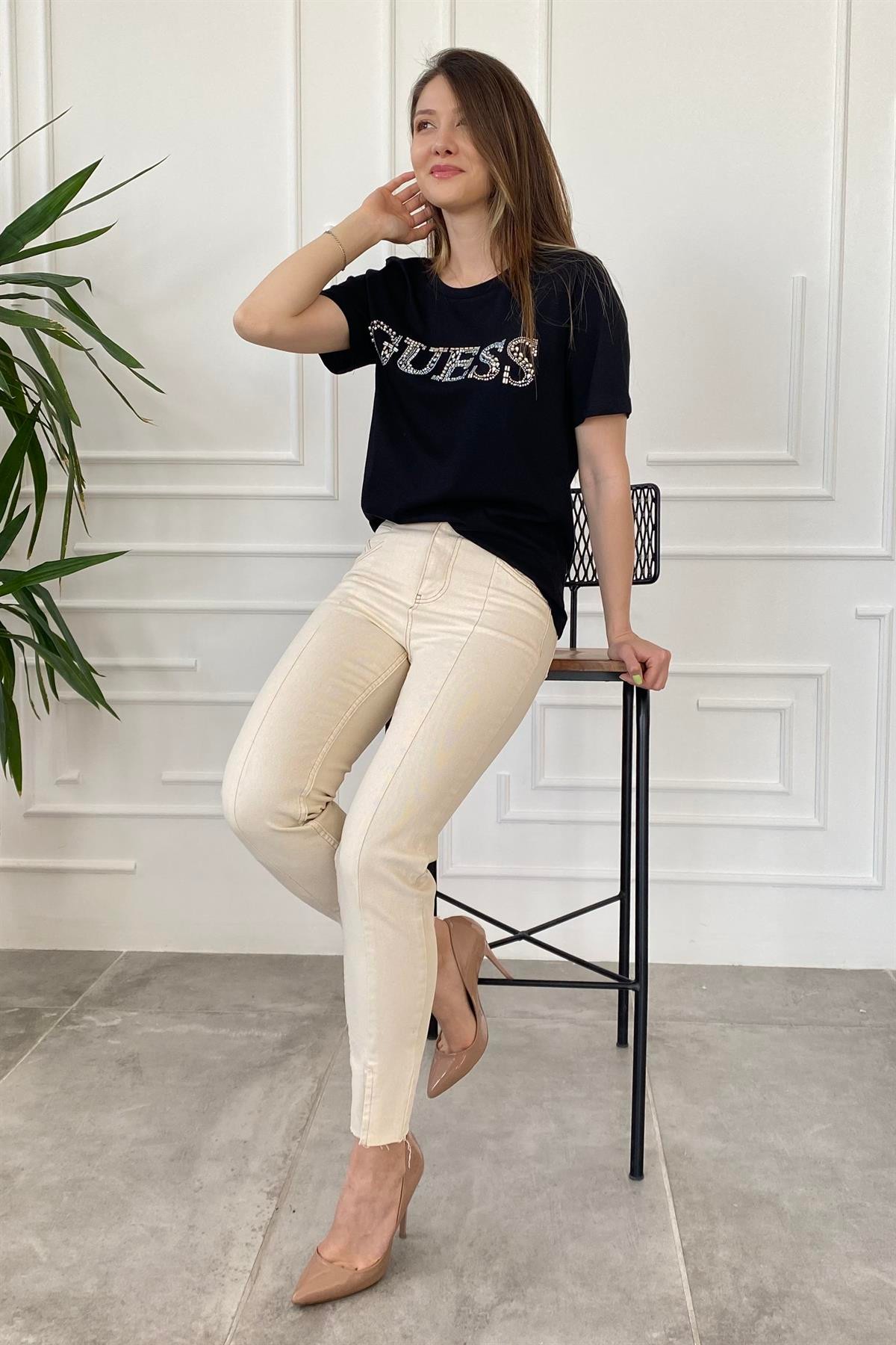 Önü Yazı Ve Taş İşlemeli T-Shirt