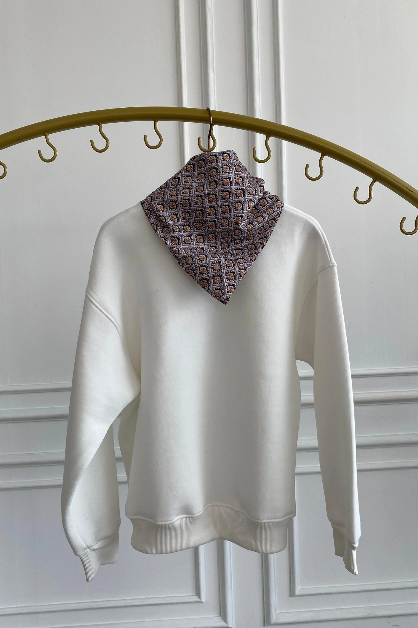 Geyik Nakış İşlemeli Yakası Fular Detaylı Sweat - BEYAZ