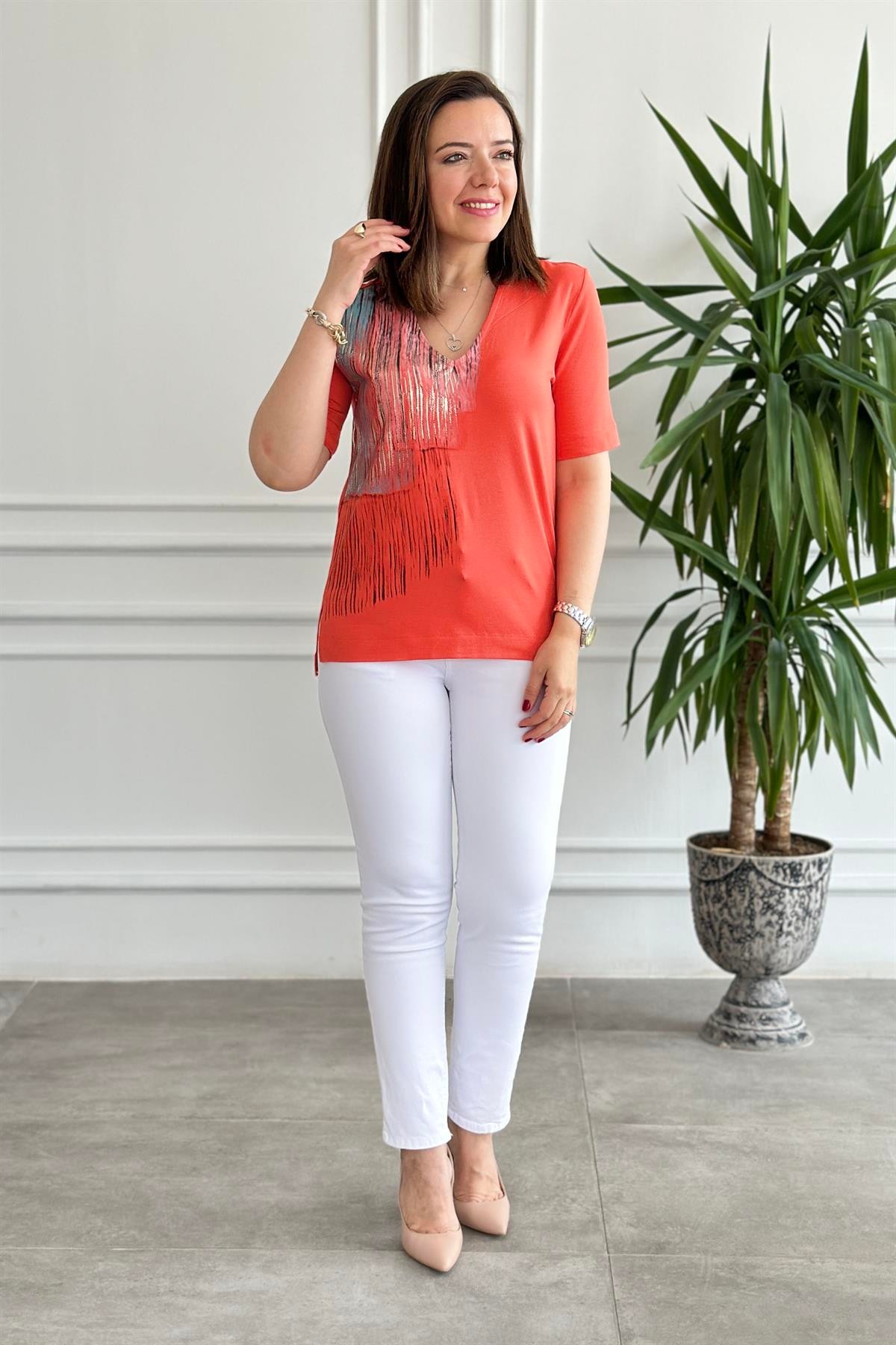 V Yaka Yaldız Ve Çizgi Detaylı T-Shirt