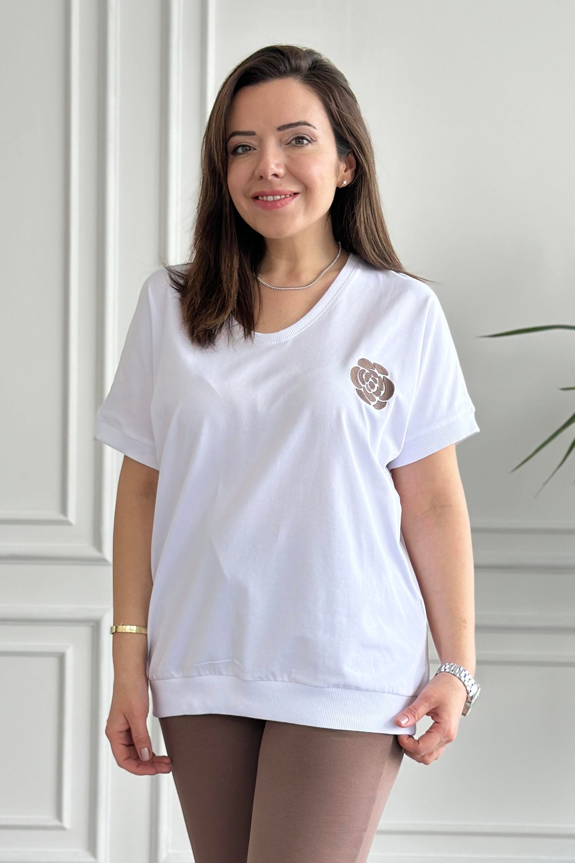 Önü Çiçek Nakış İşlemeli T-Shirt