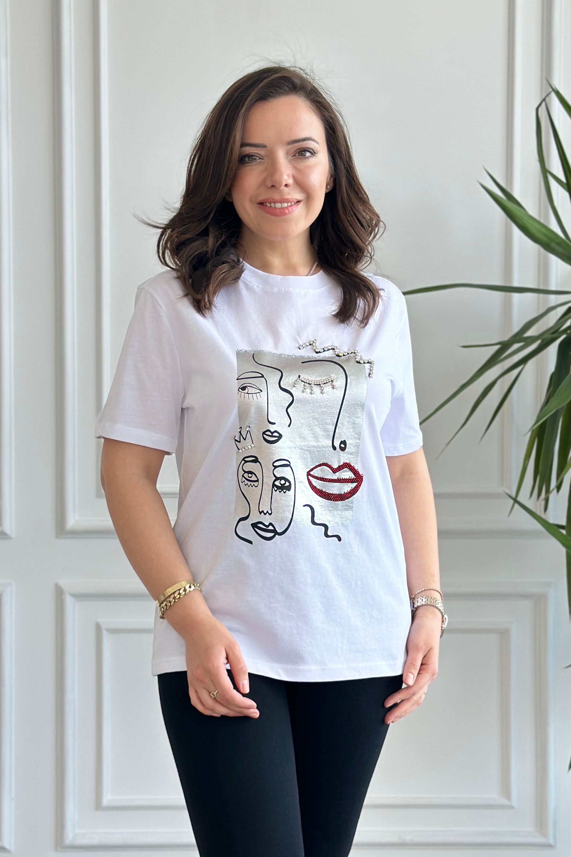 Önü Süliyet Baskılı Taş İşlemeli T-Shirt