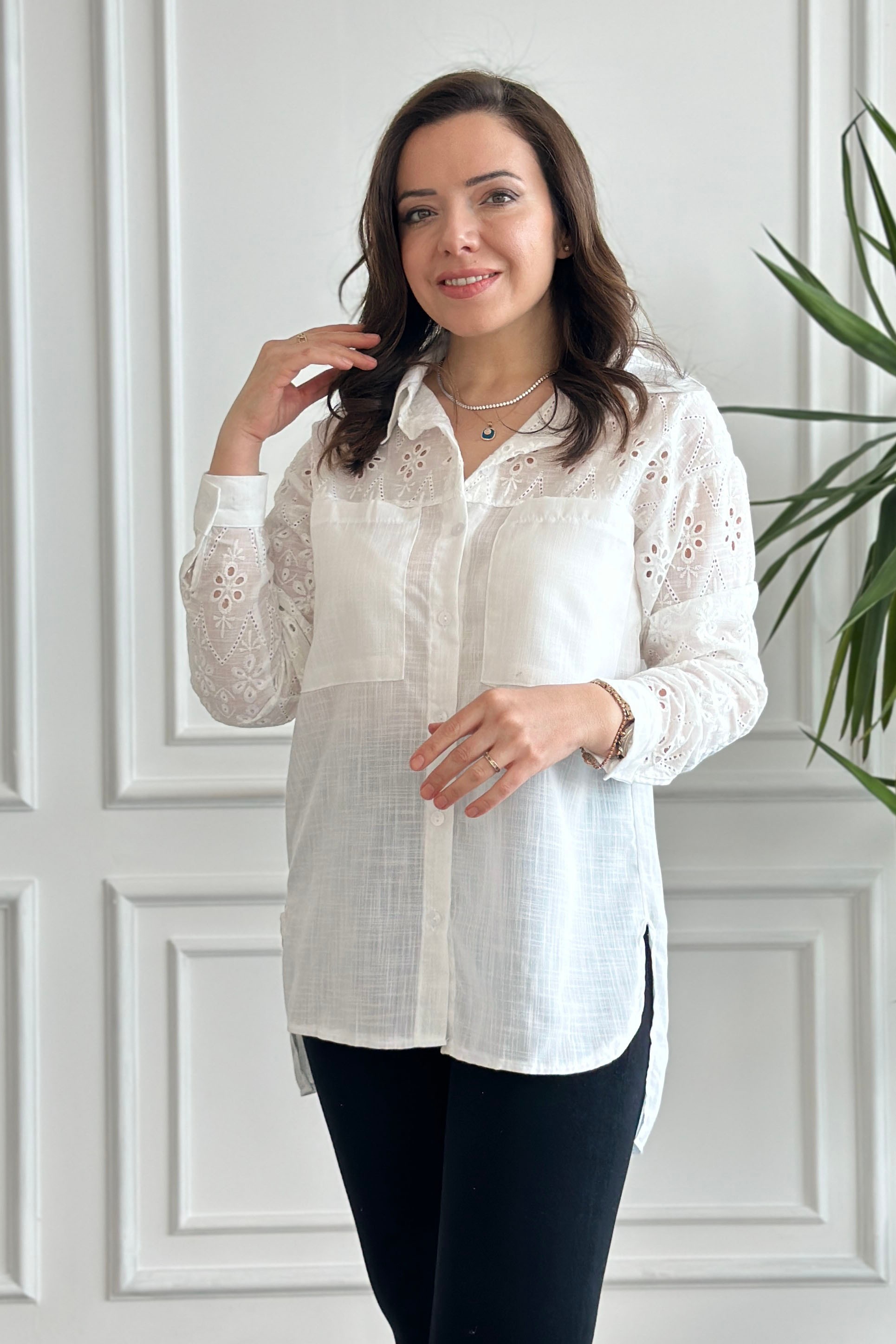 Kolları Nakış İşlemeli Gömlek