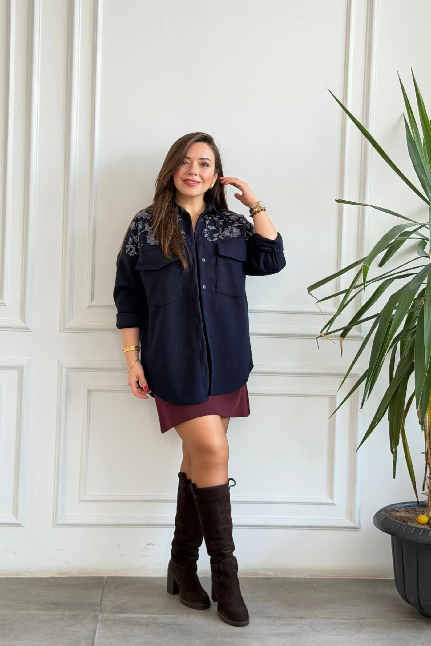 Omzu Çiçek Boncuk İşlemeli Posta Cepli Gömlek