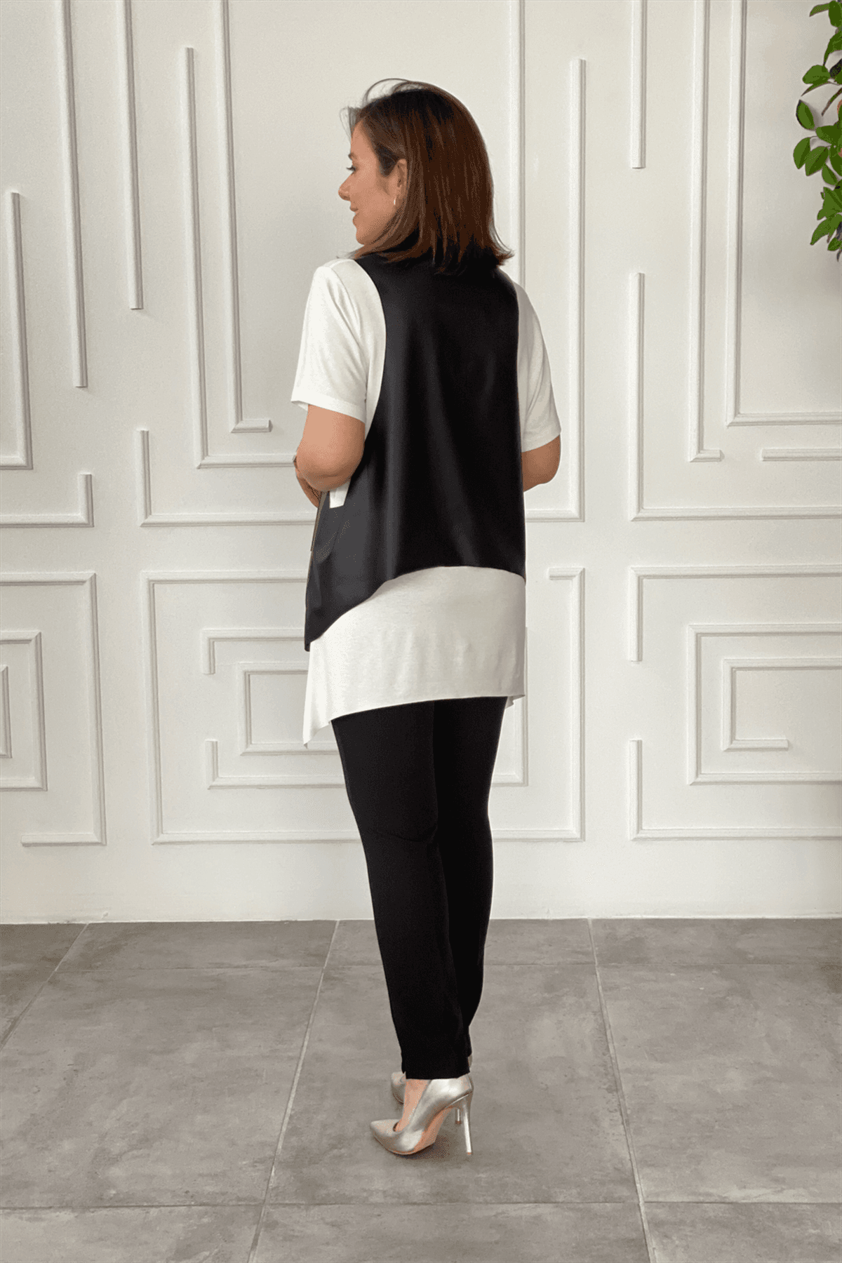 Asimetrik Kesim Deri Ve Kolye Detaylı Bluz