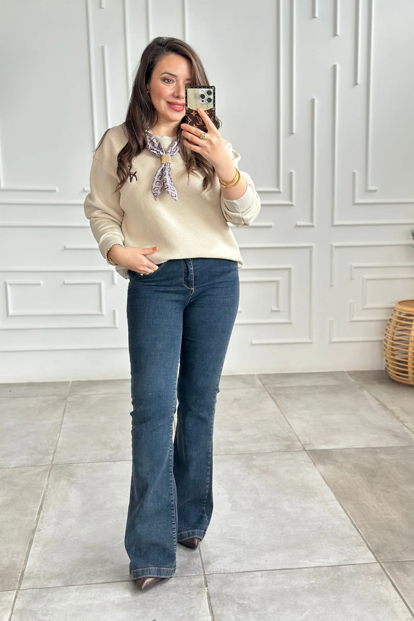 Geyik Nakış İşlemeli Yakası Fular Detaylı Sweat - BEJ