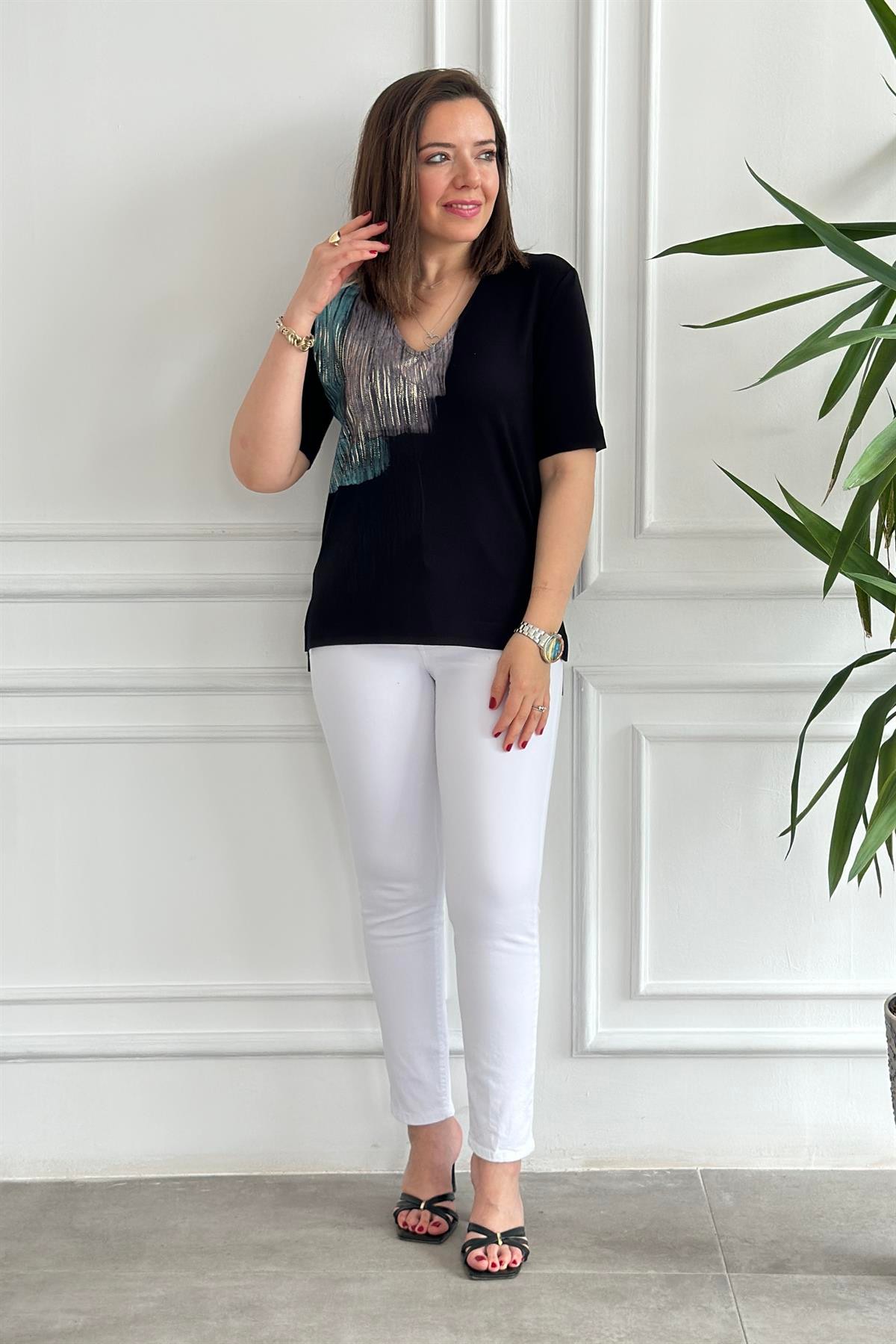 V Yaka Yaldız Ve Çizgi Detaylı T-Shirt