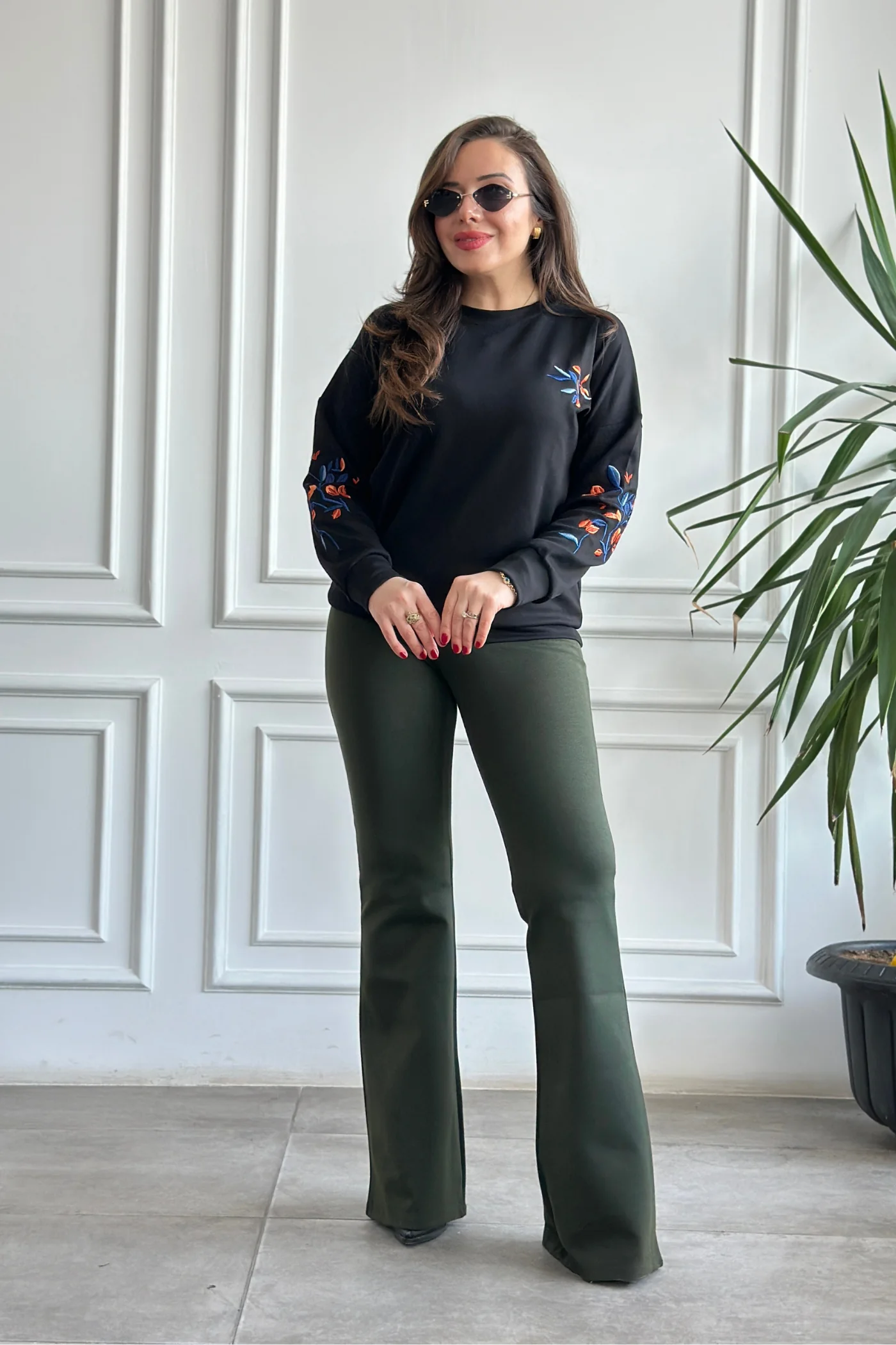 Önü Ve Kolları Nakış İşlemeli Sweat  - SIYAH