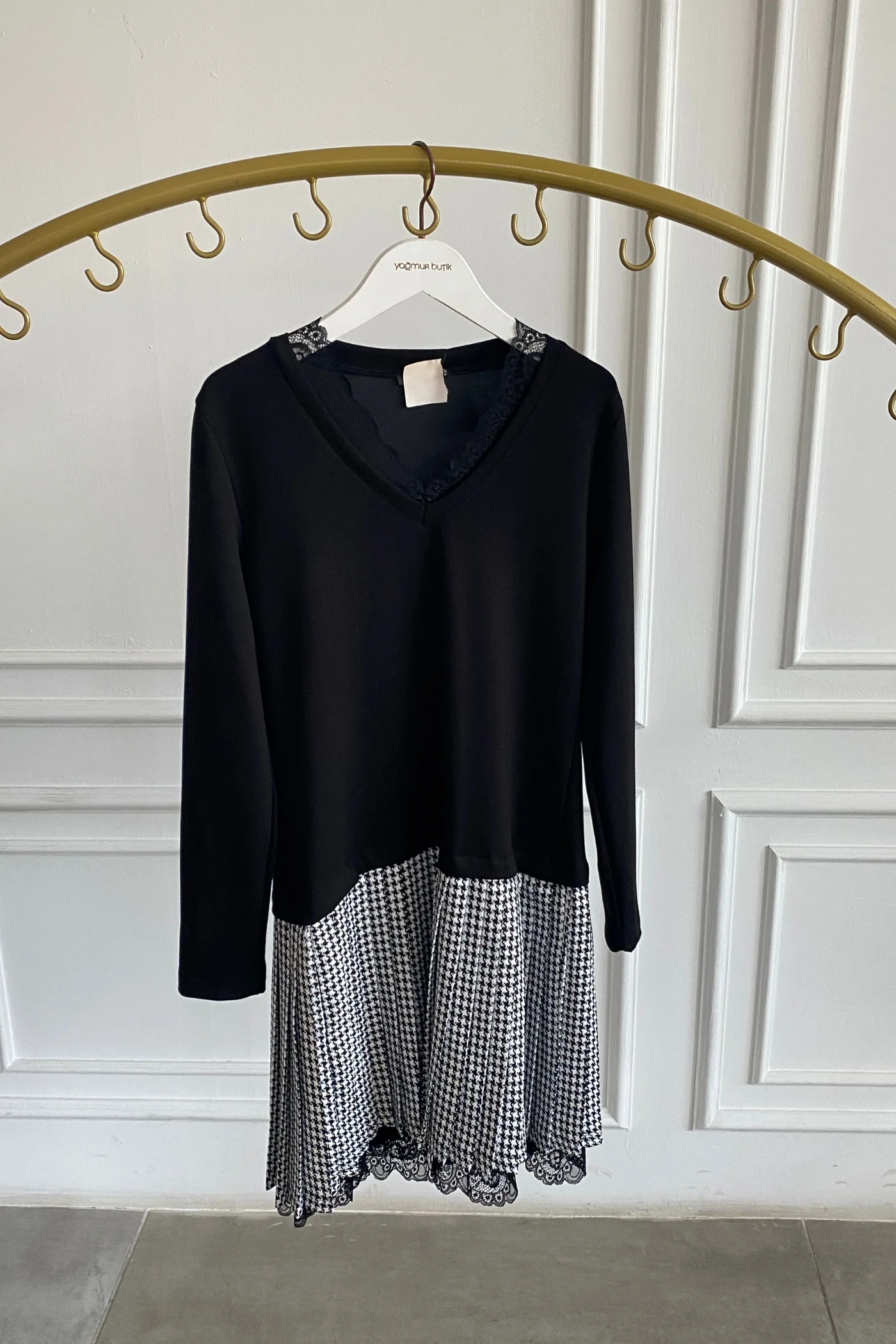 Yakası Dantel Detaylı Kazayağı Desenli Elbise