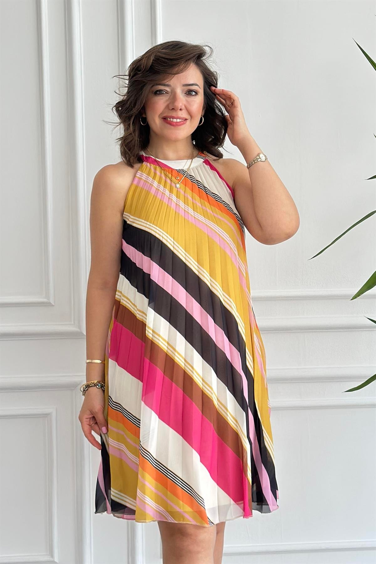 Halter Yaka Piliseli Elbise