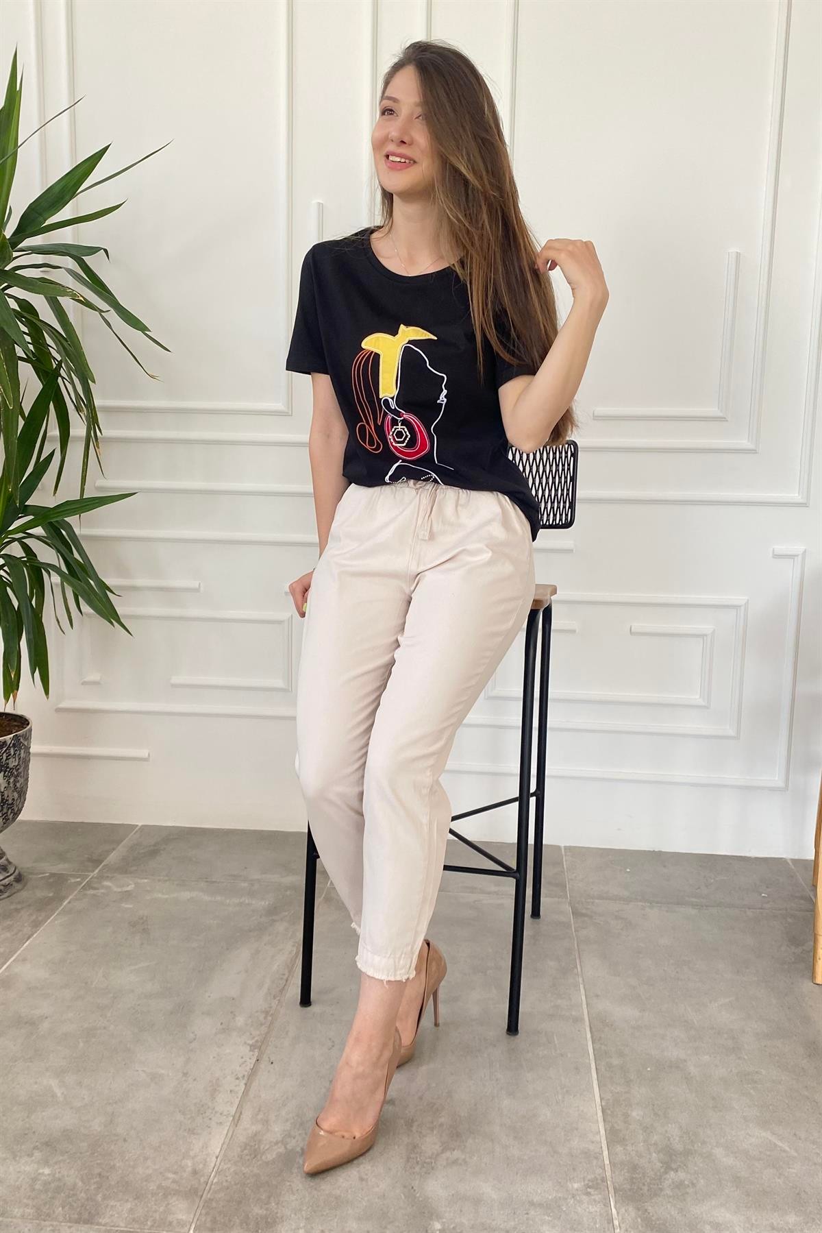 Kız Baskılı Küpe Detaylı T-Shirt