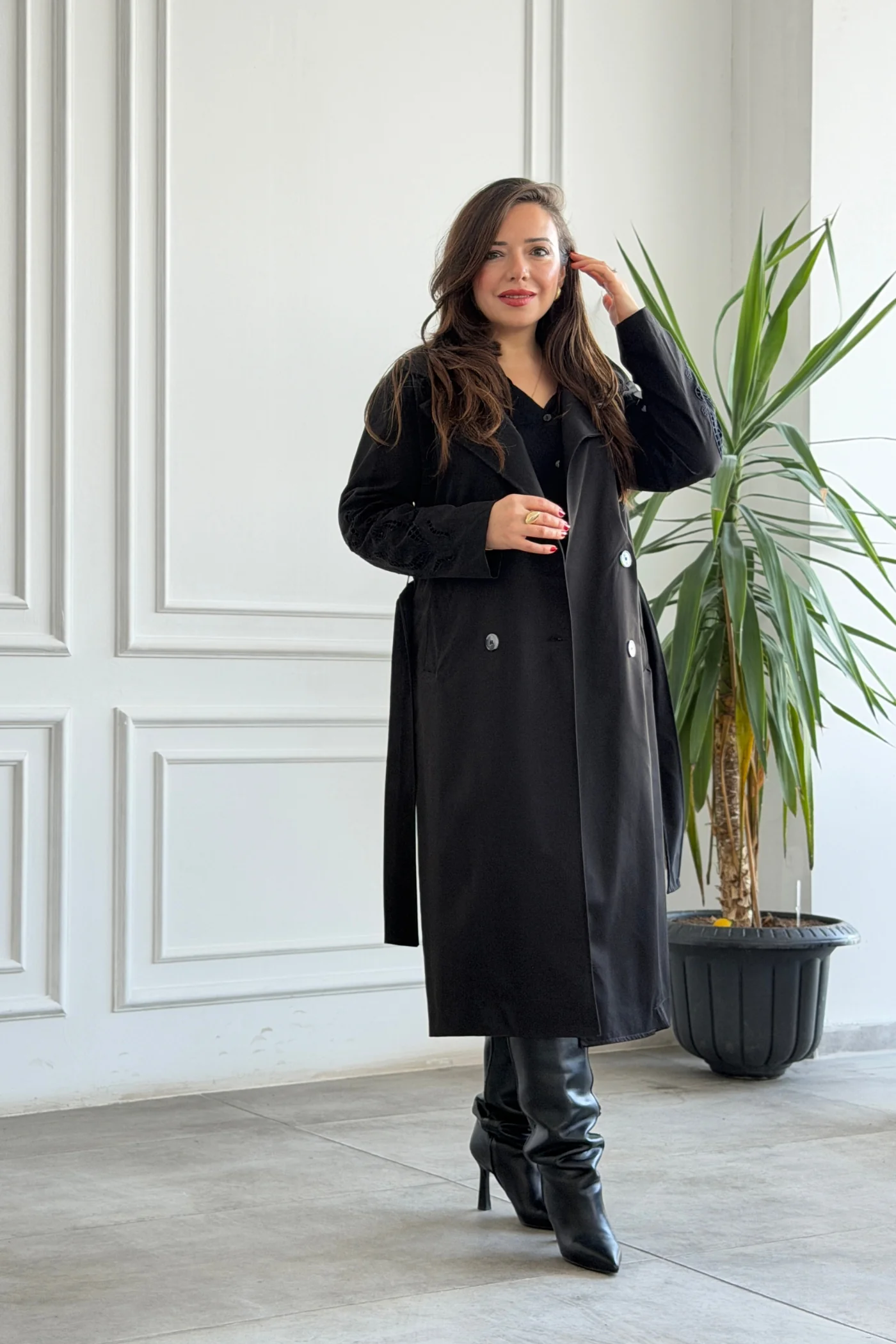 Kolu Nakış Detaylı Uzun Trençkot