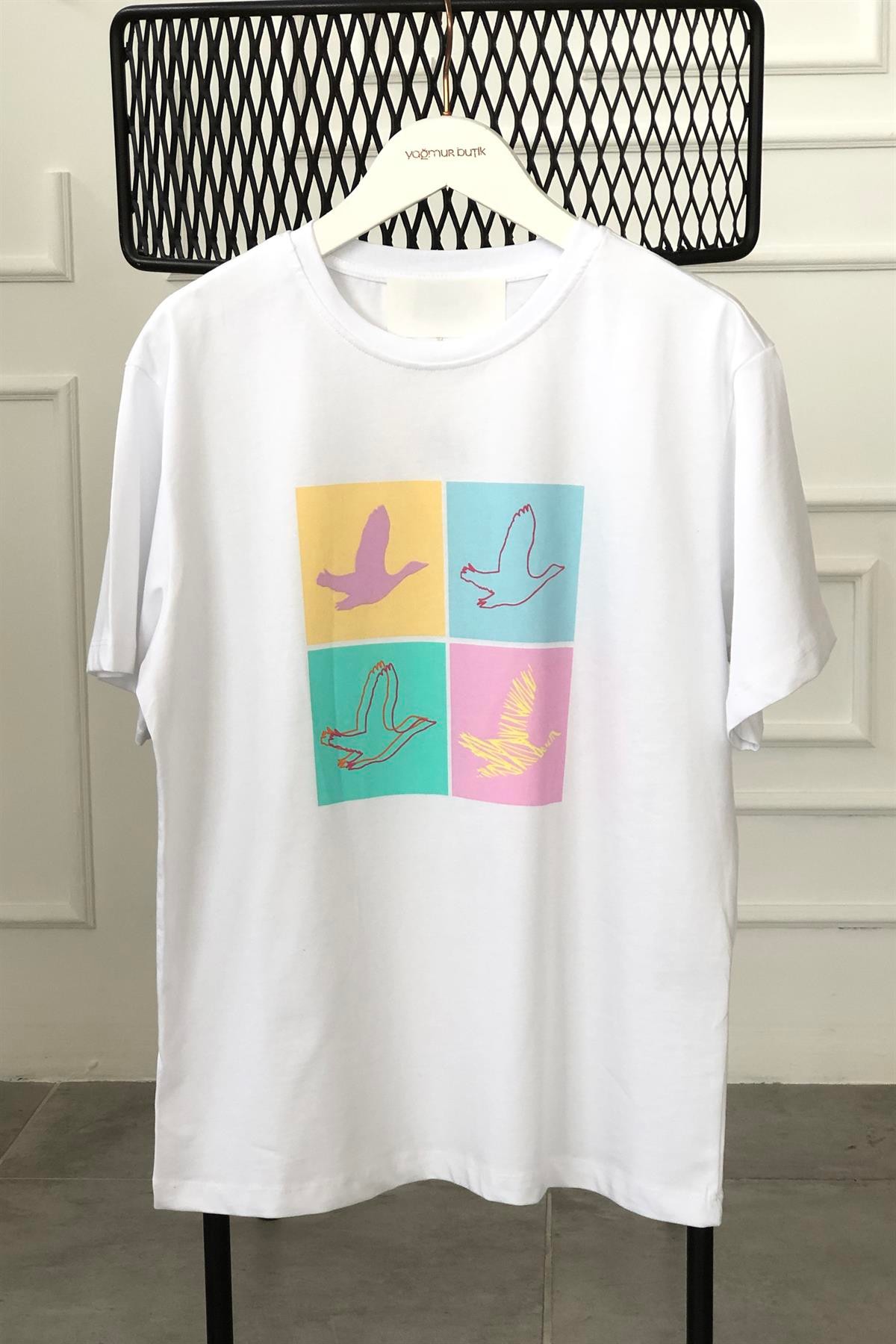 Önü Blok Kuş Baskılı T-Shirt