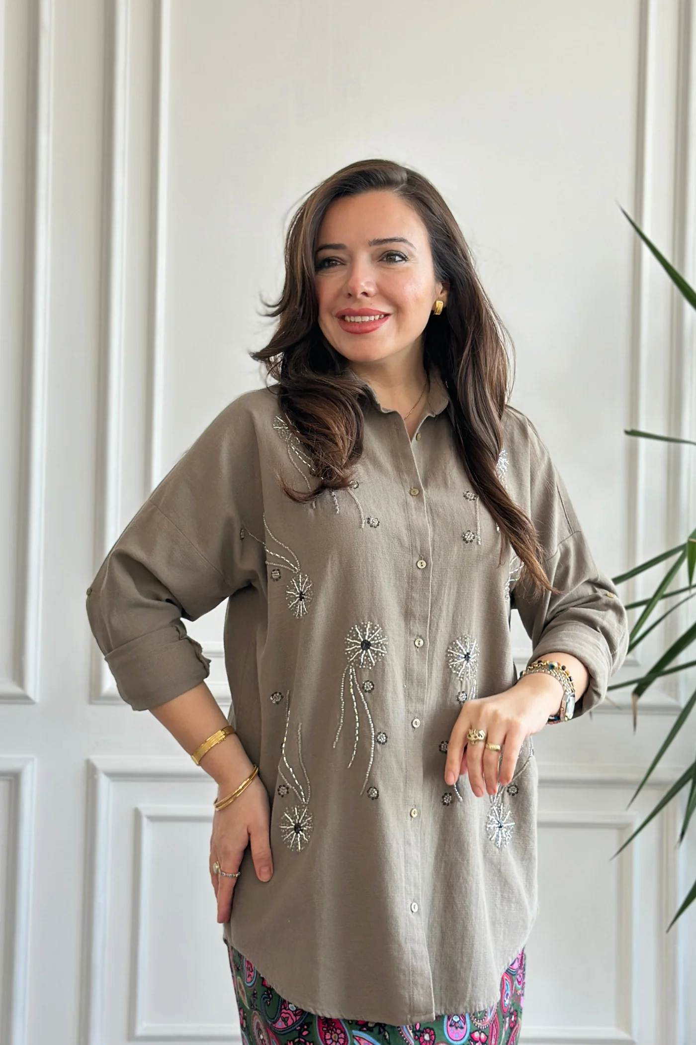 Önü Boncuk Çiçek İşlemeli Gömlek 