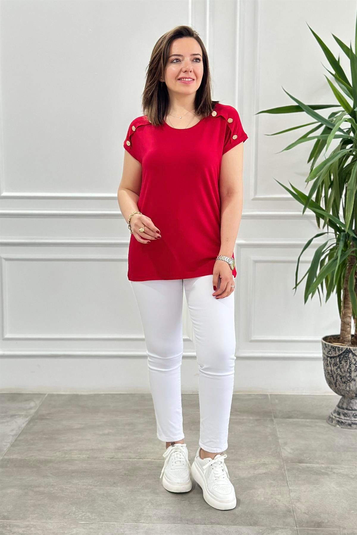 Omuz Düğme Detaylı T-Shirt