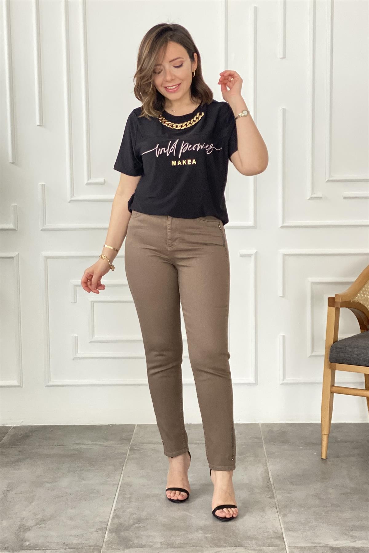 Yazı Baskılı Kolye Detaylı T-Shirt