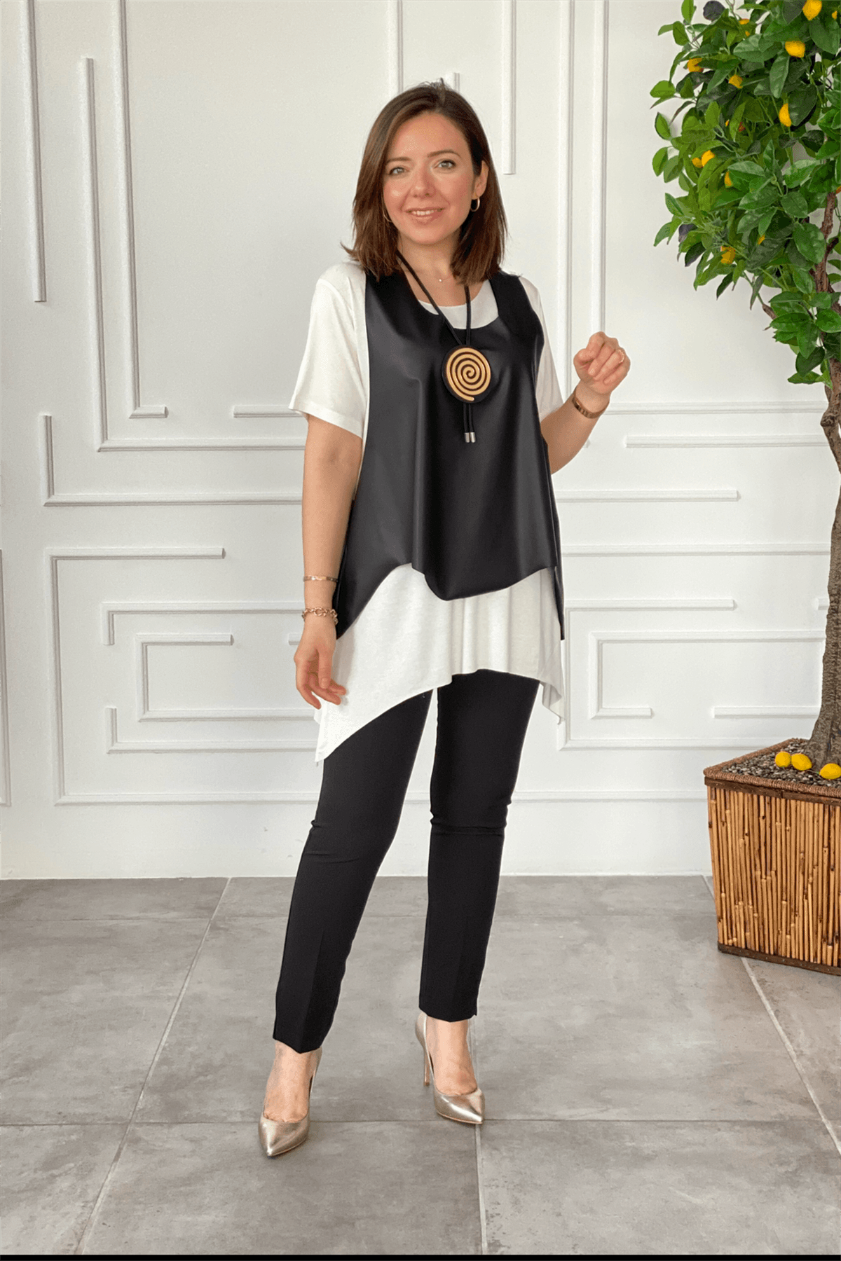 Asimetrik Kesim Deri Ve Kolye Detaylı Bluz