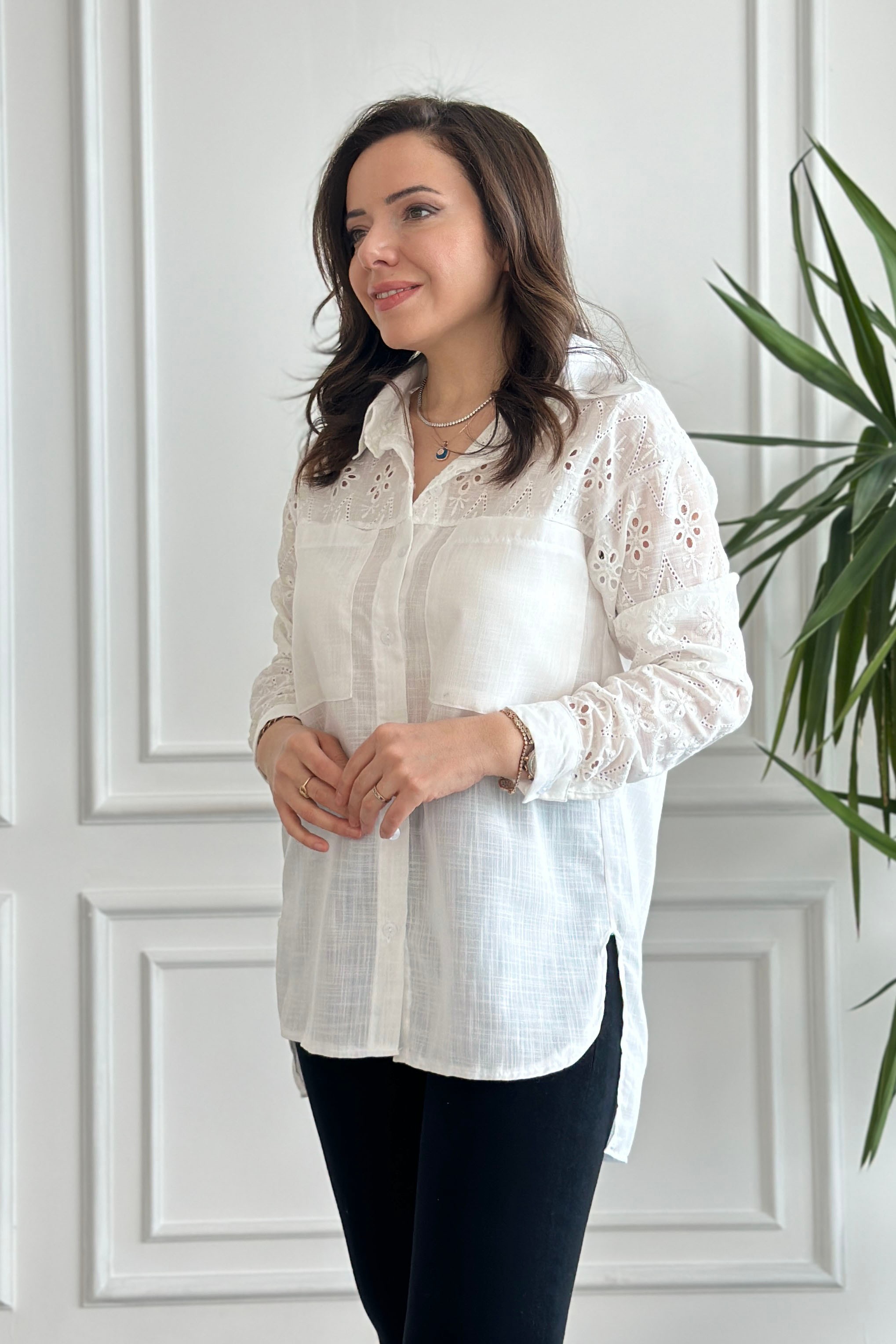 Kolları Nakış İşlemeli Gömlek