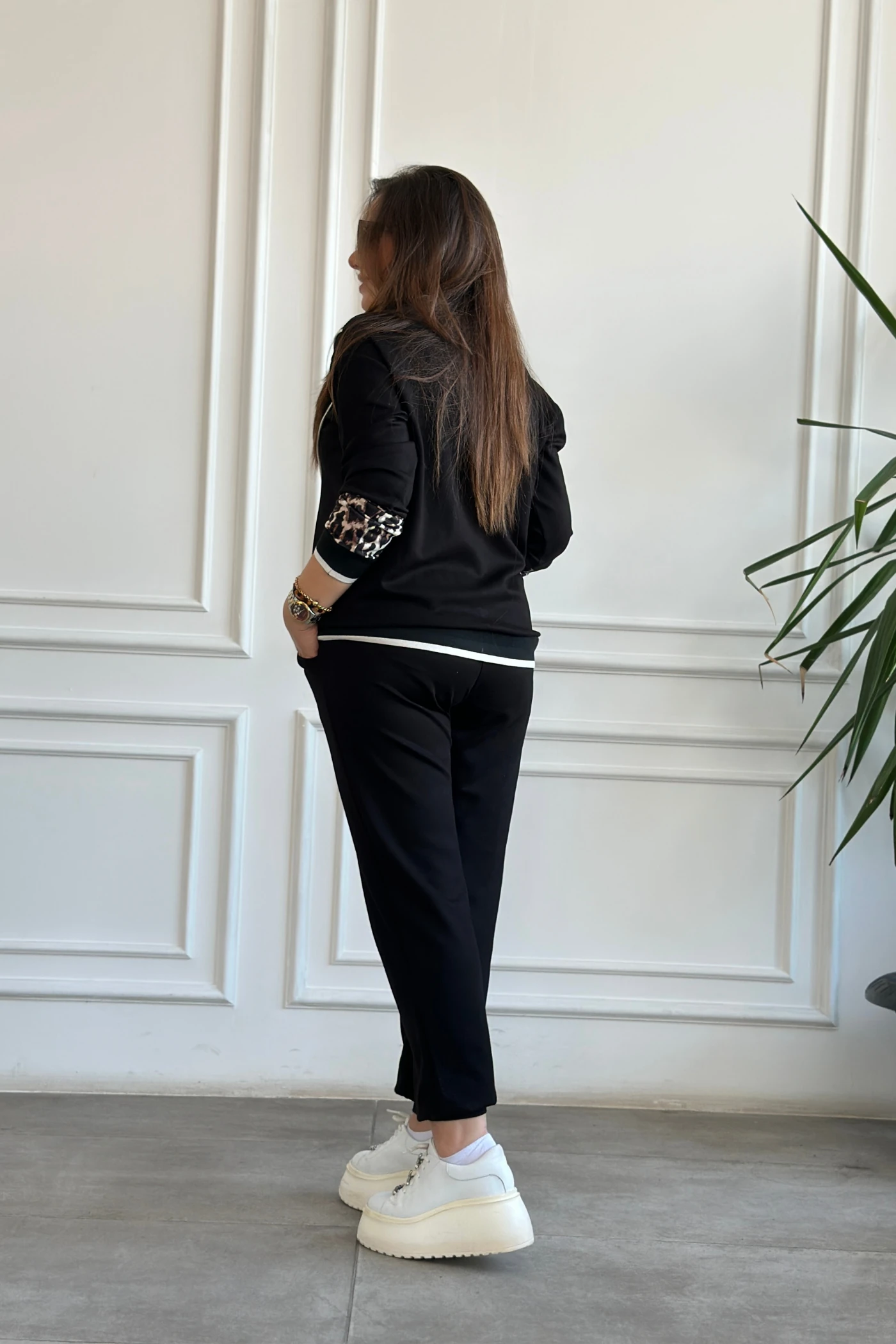 V Yaka Ribana Ve Leopar Detaylı Eşofman Takımı