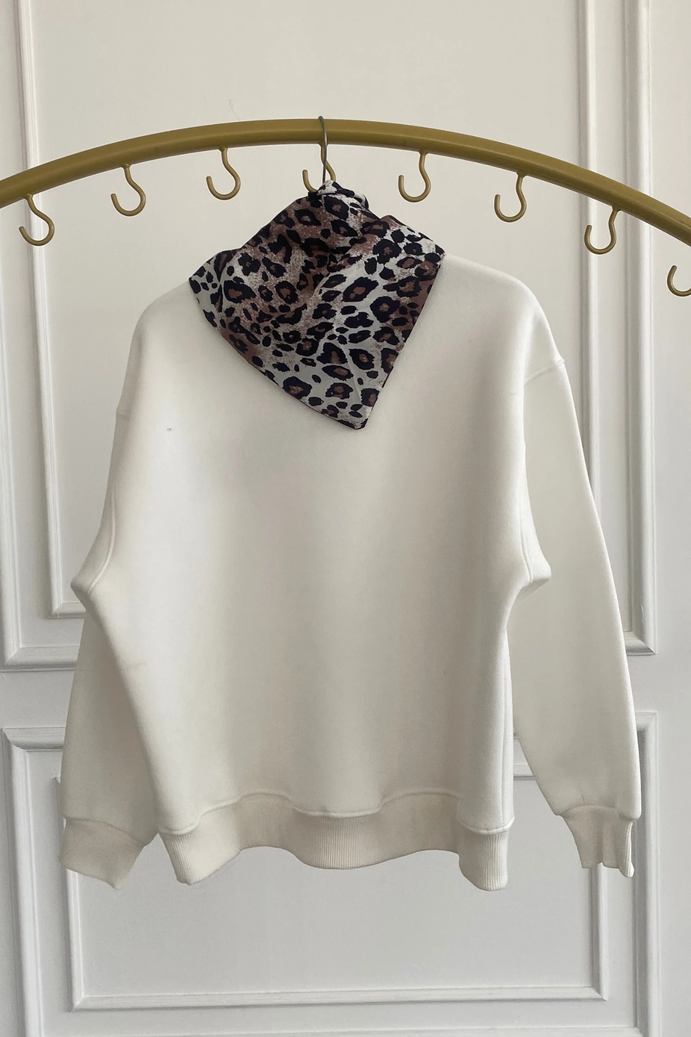 Leopar Nakış İşlemeli Yakası Fular Detaylı