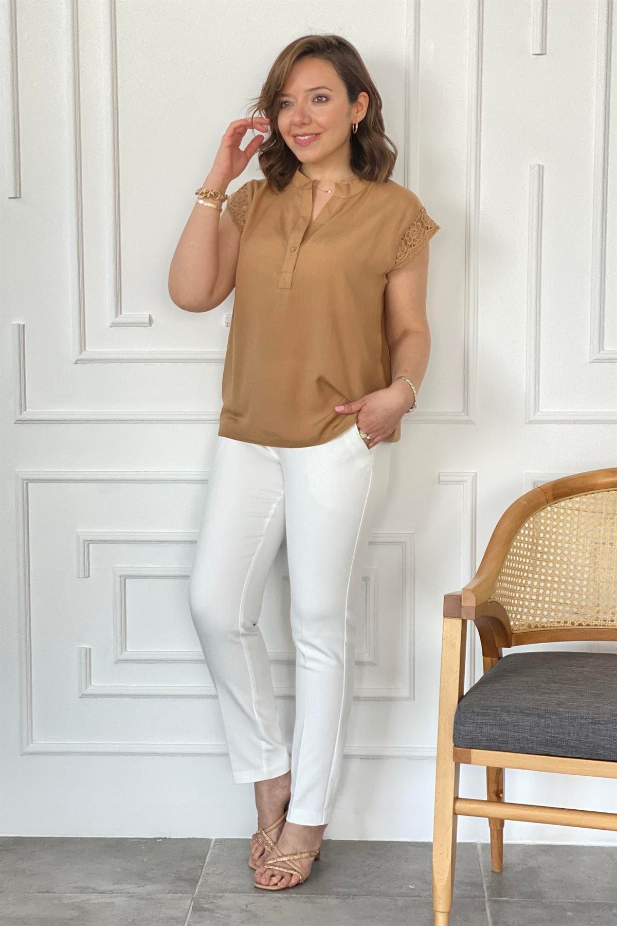 Kolları Güpür Detaylı Kısa Kollu Bluz