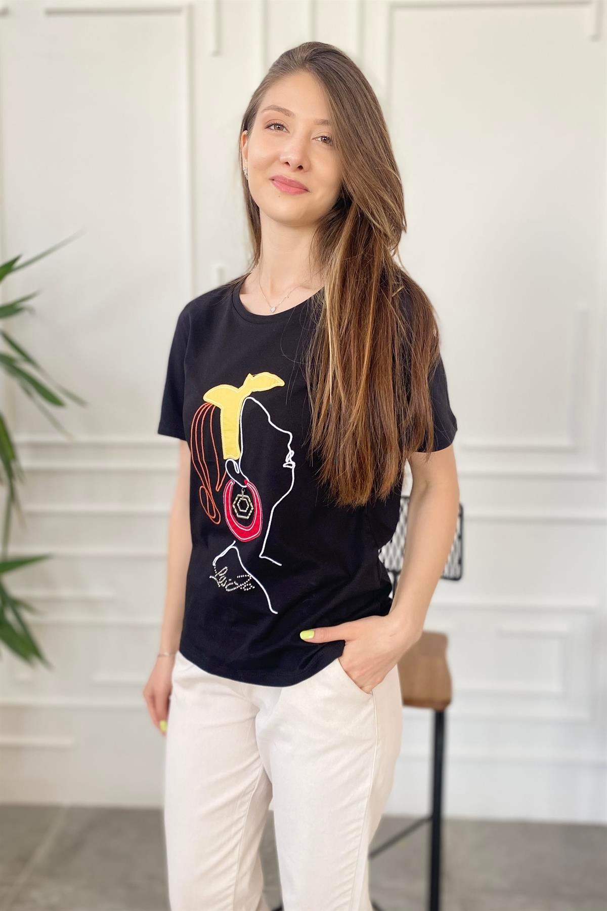 Kız Baskılı Küpe Detaylı T-Shirt