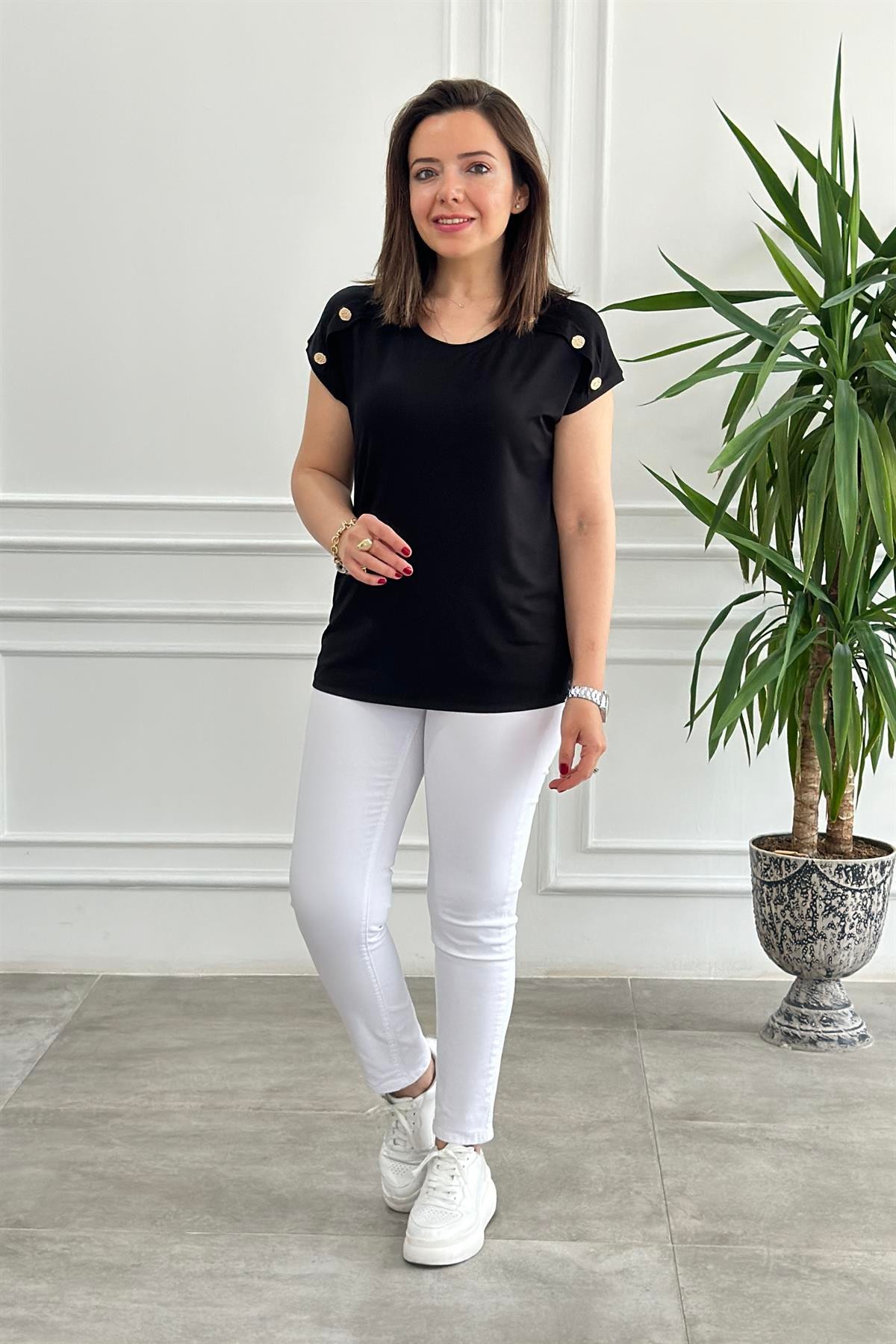 Omuz Düğme Detaylı T-Shirt