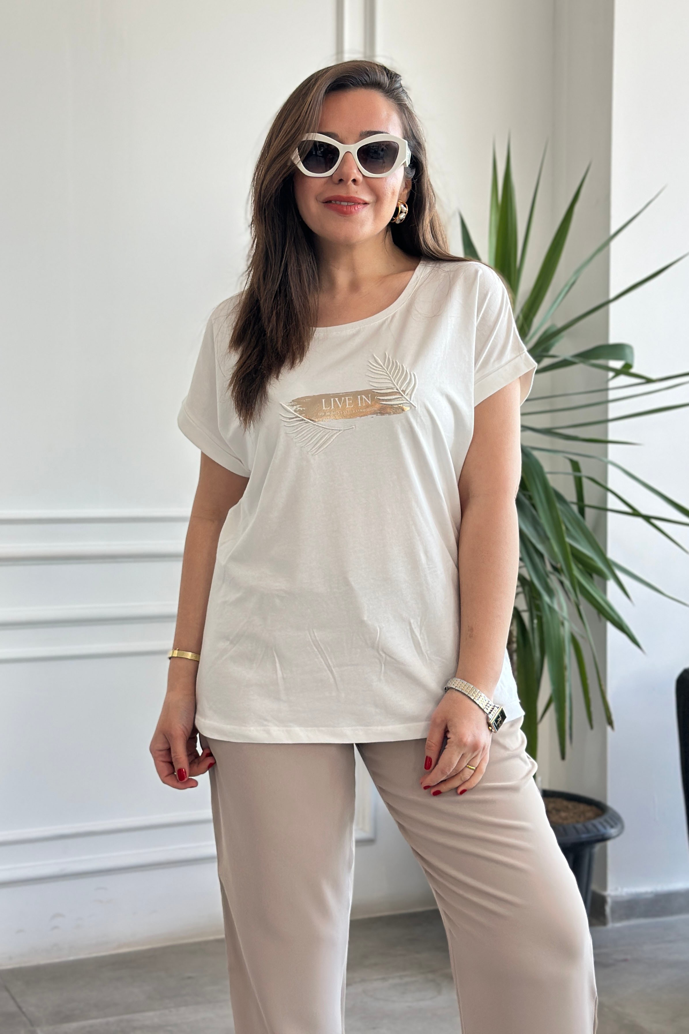 Önü Yaprak Nakışlı T-Shirt