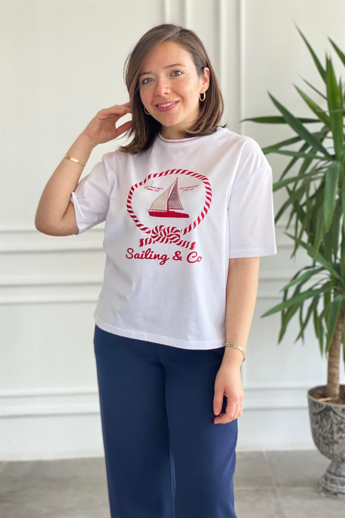 Yakası Biyeli Yelken Desenli T-Shirt
