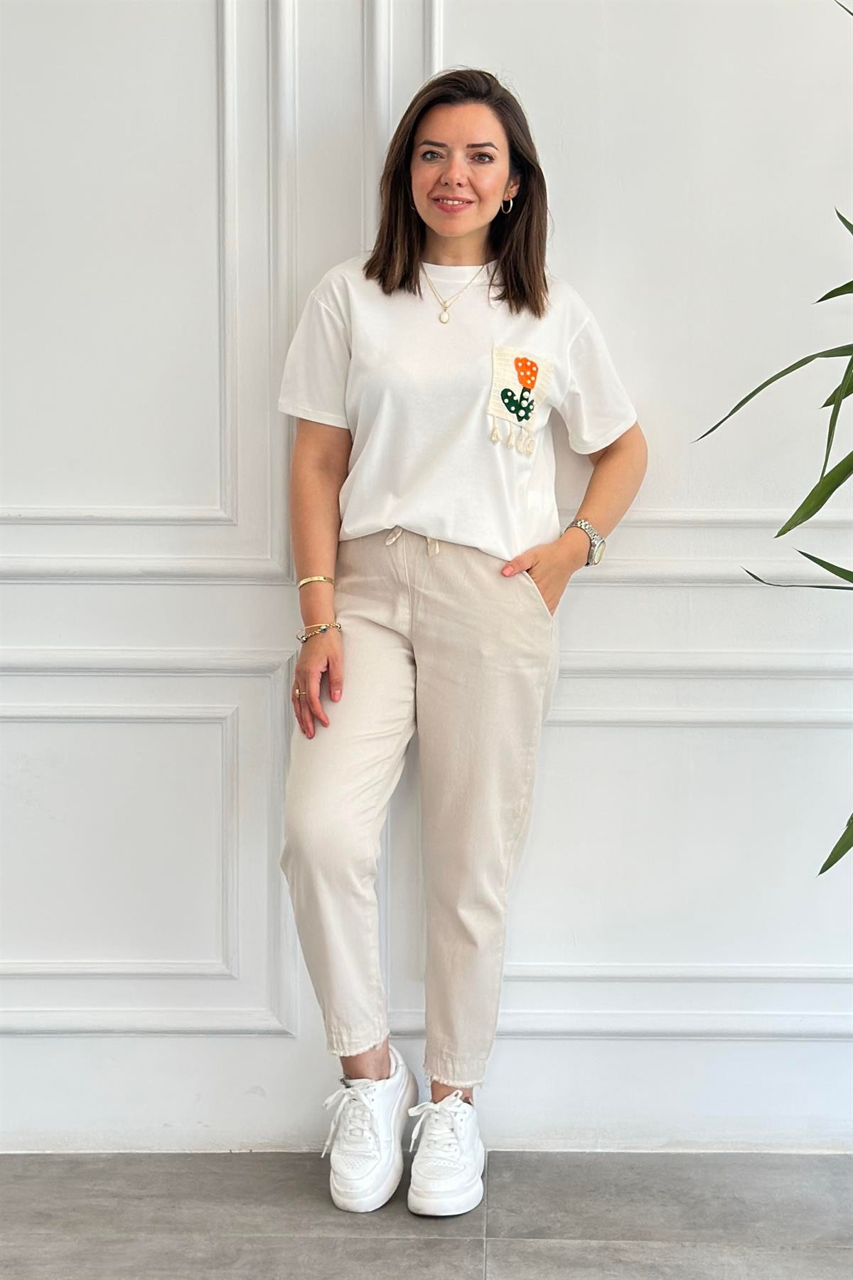 Cebi İnci İşlemeli Püskül Detaylı T-Shirt