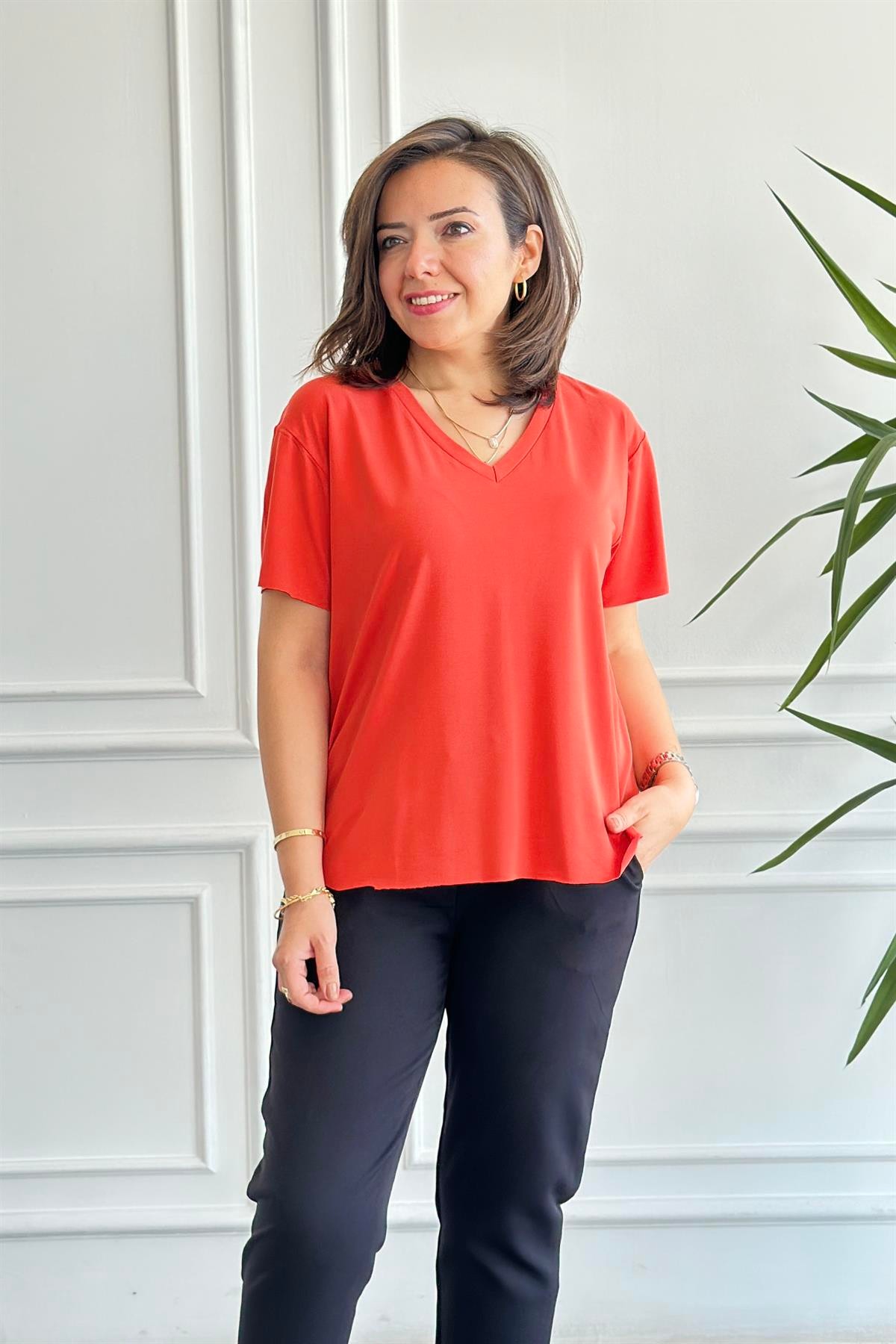 V Yaka Yanları Yırtmaçlı T-Shirt