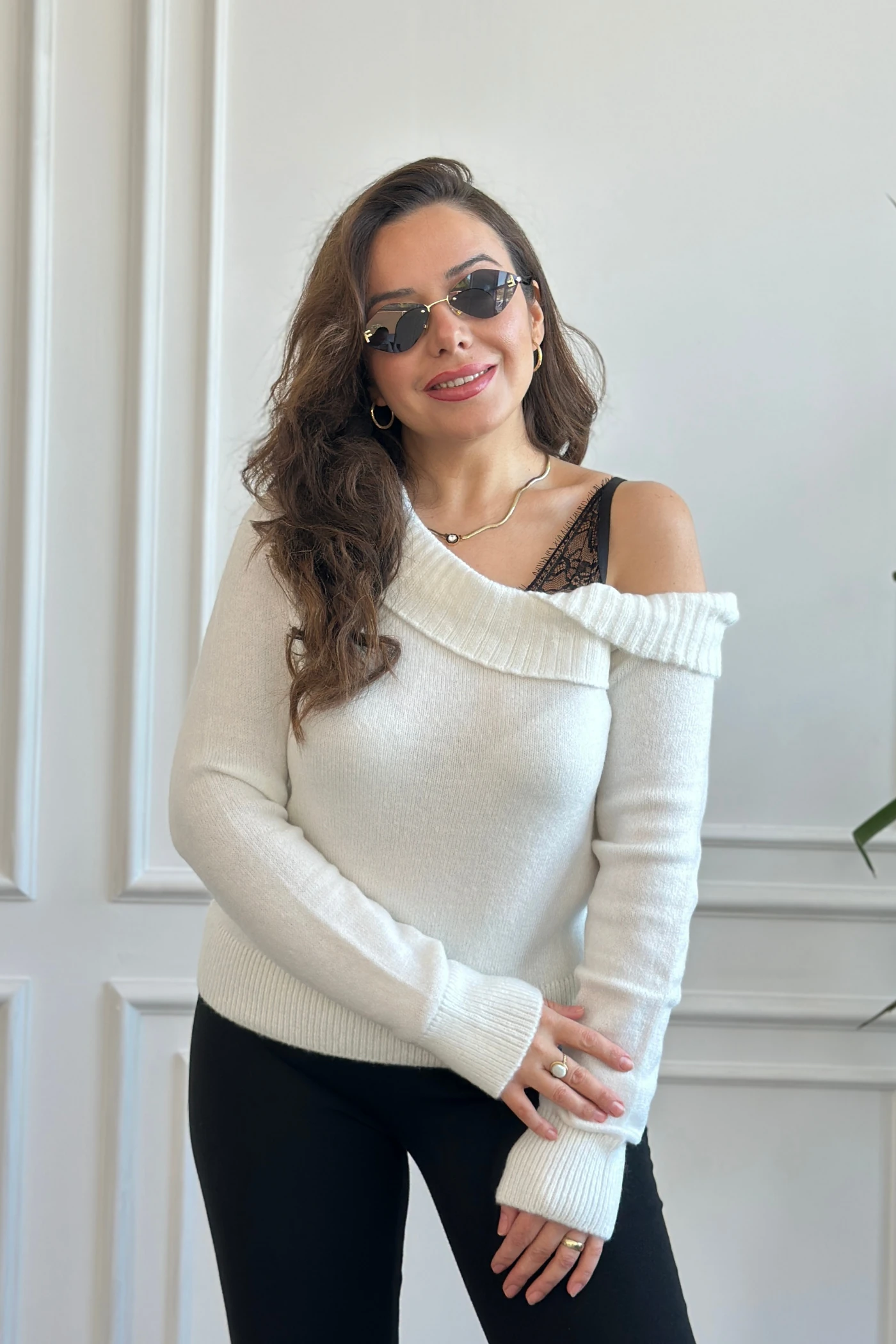 Omzu Açık Dantel Detaylı Kazak