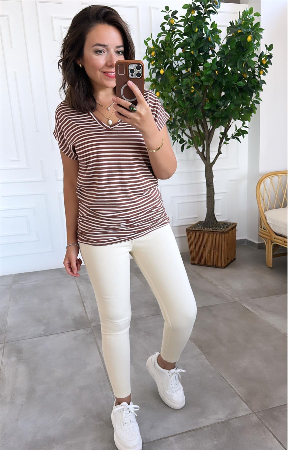 V Yaka Çizgili Basic T-Shirt