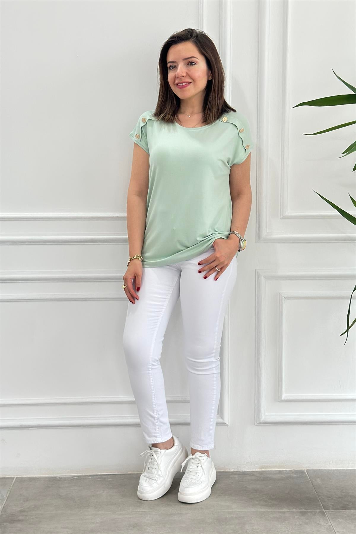 Omuz Düğme Detaylı T-Shirt