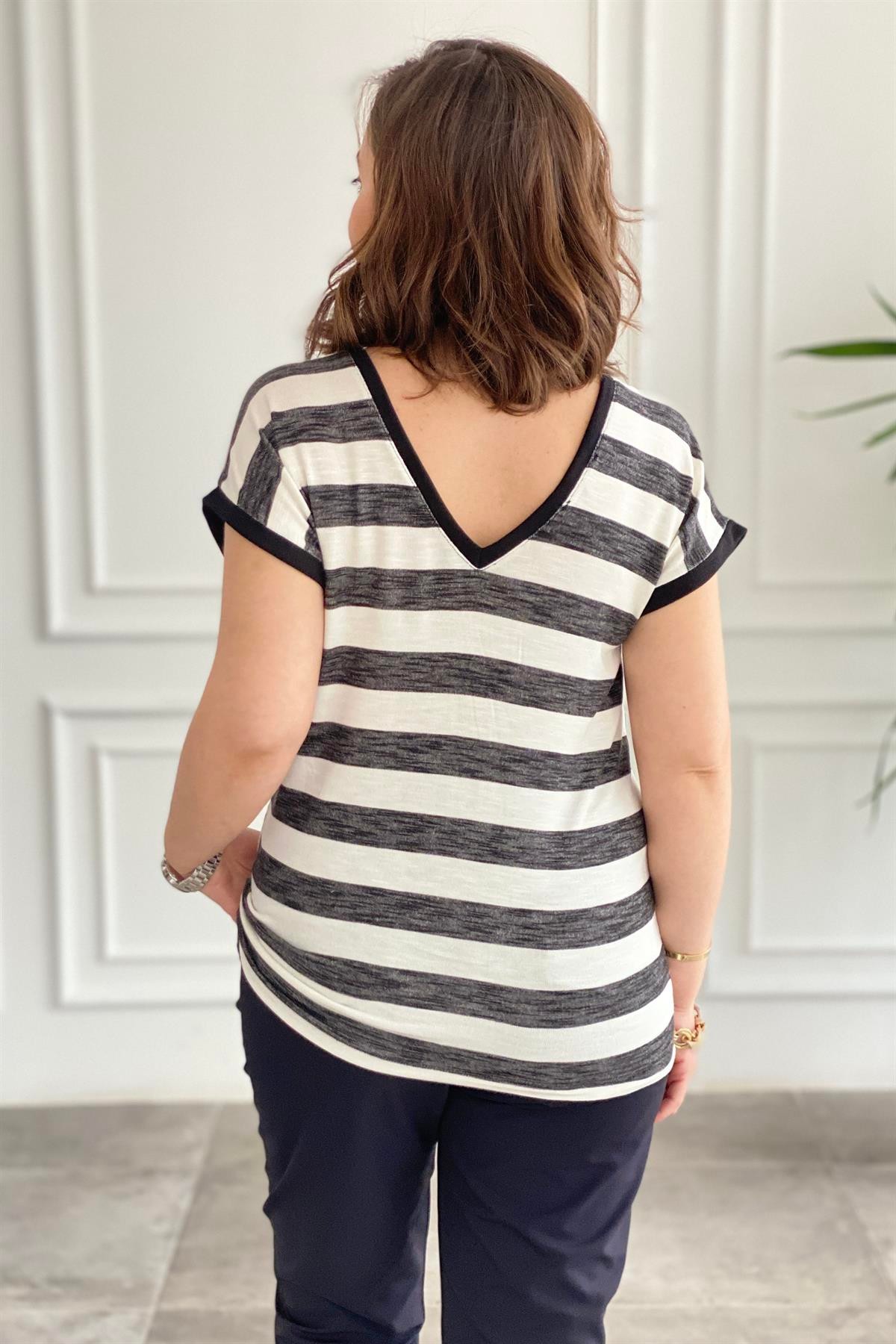 Ön Ve Arka V Yaka Çizgili Basic T-Shirt