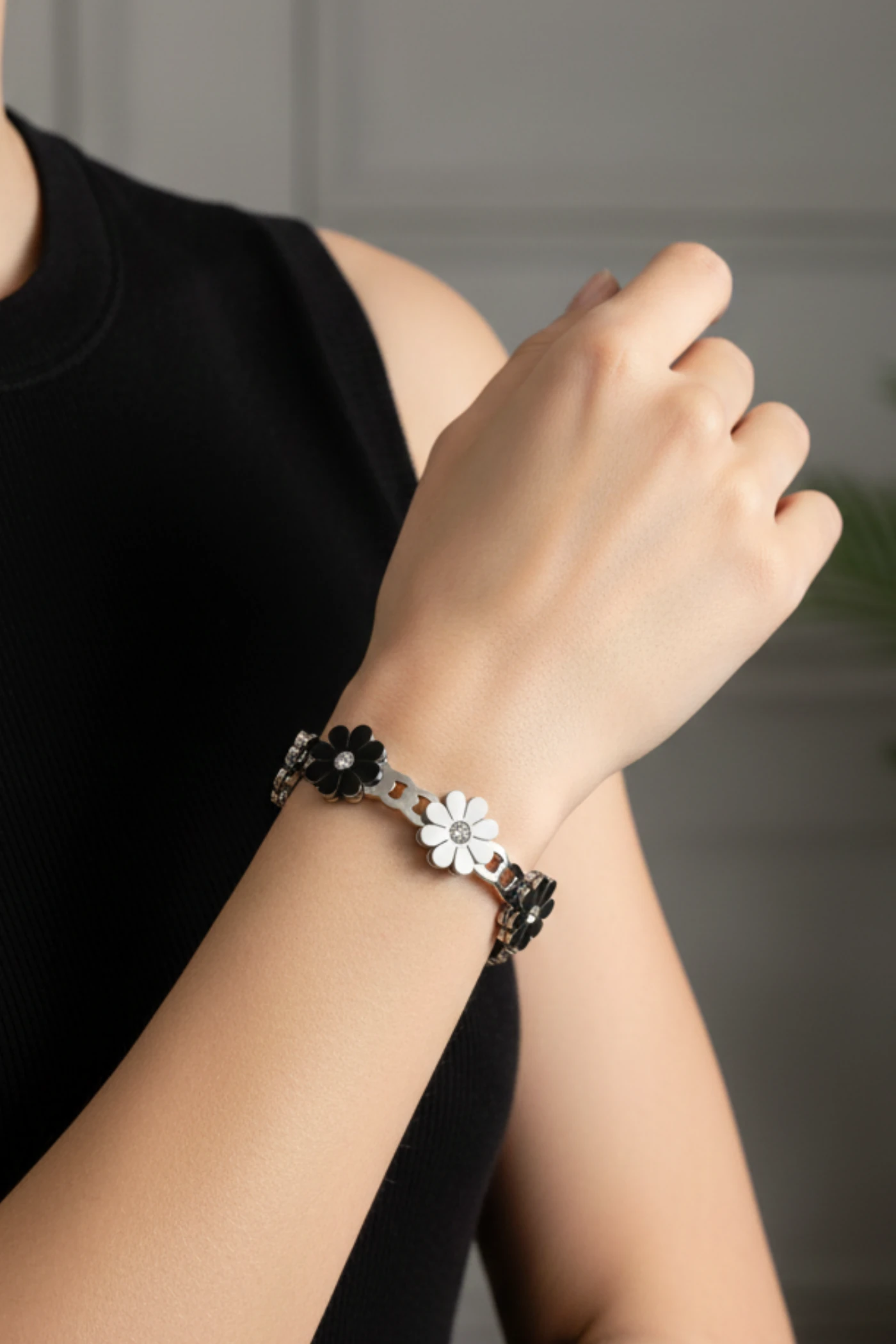 BLK04 ÇİÇEK DESENLİ ÇELİK BİLEKLİK - GÜMÜŞ (İÇİ MAVİ )