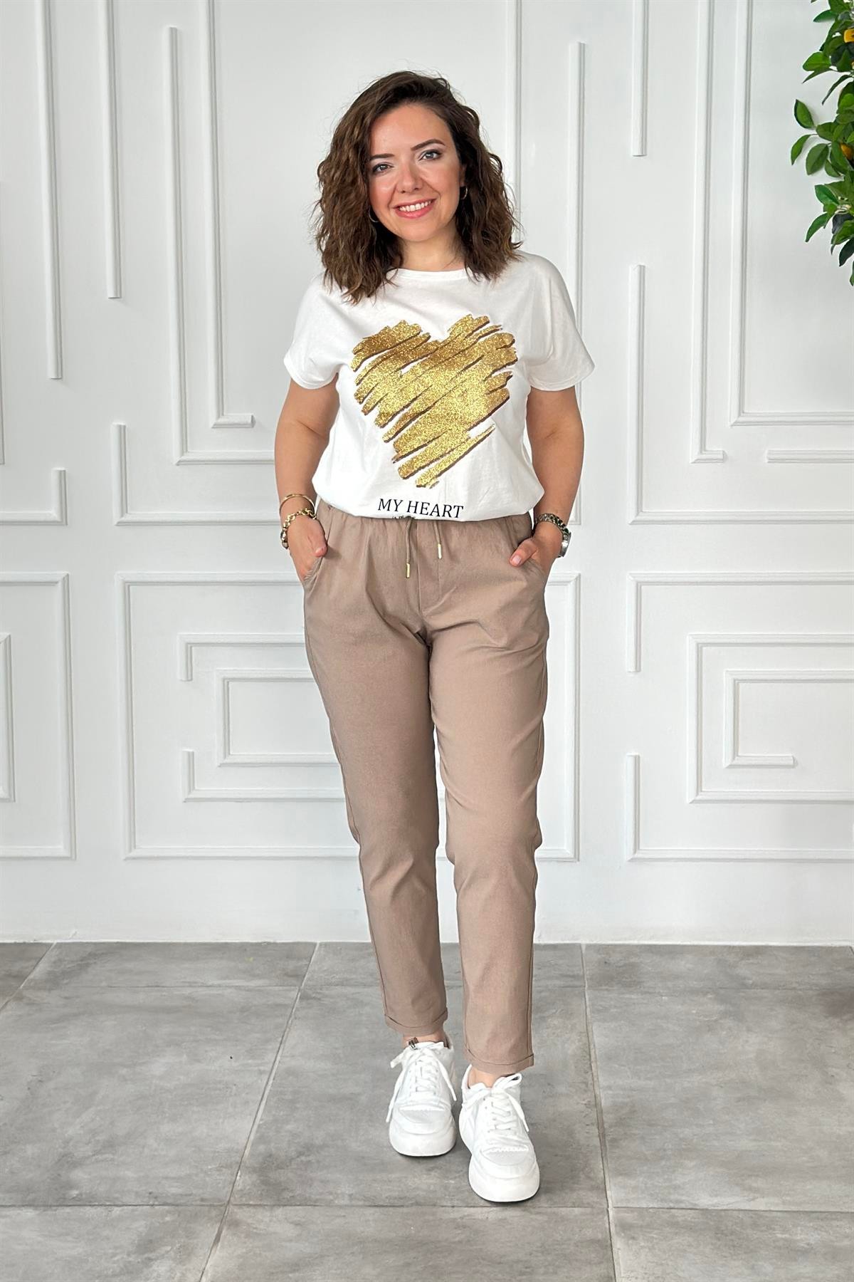 Önü Kalp Ve Sim Detaylı T-Shirt